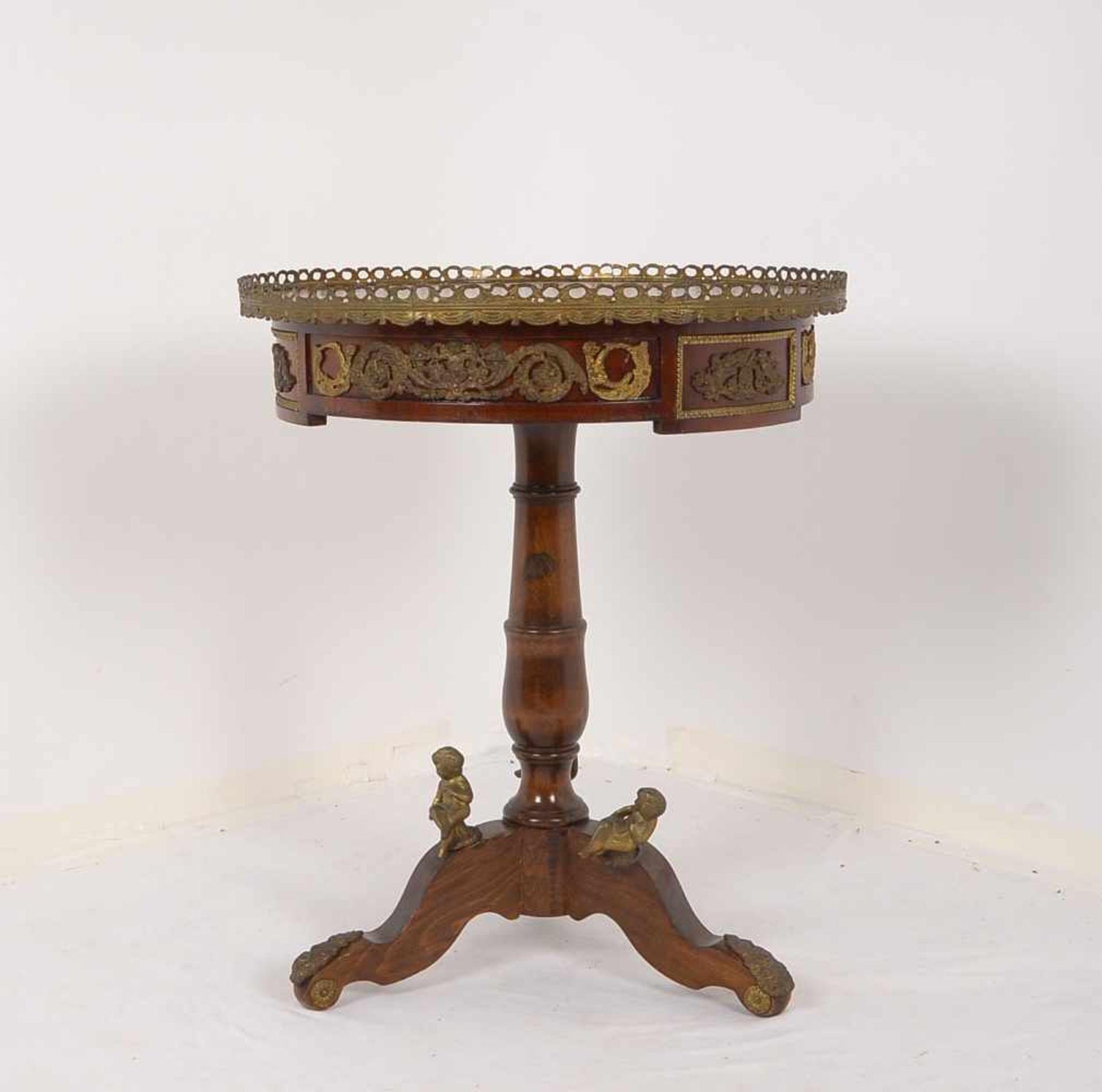 Salontisch, runde Form, Tischplatte Wurzelholz/mit Decklack-Krakelee, auf Säulenfuß mit