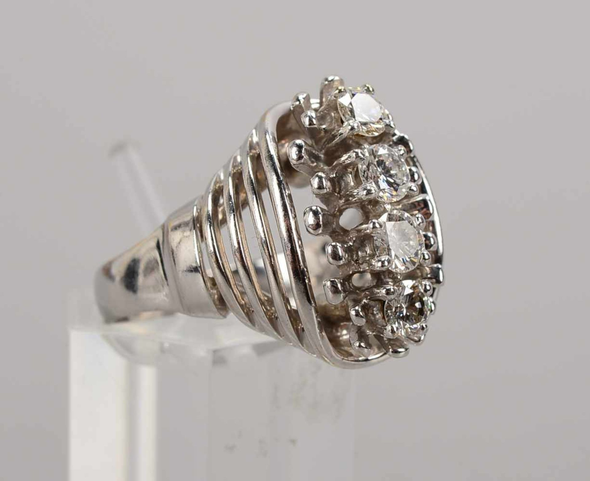 Ring, 750 WG, mit 4-fachem Diamantbesatz/zusammen ca. 0,4 ct, Weiß; RG 52, Gewicht 9,06 g