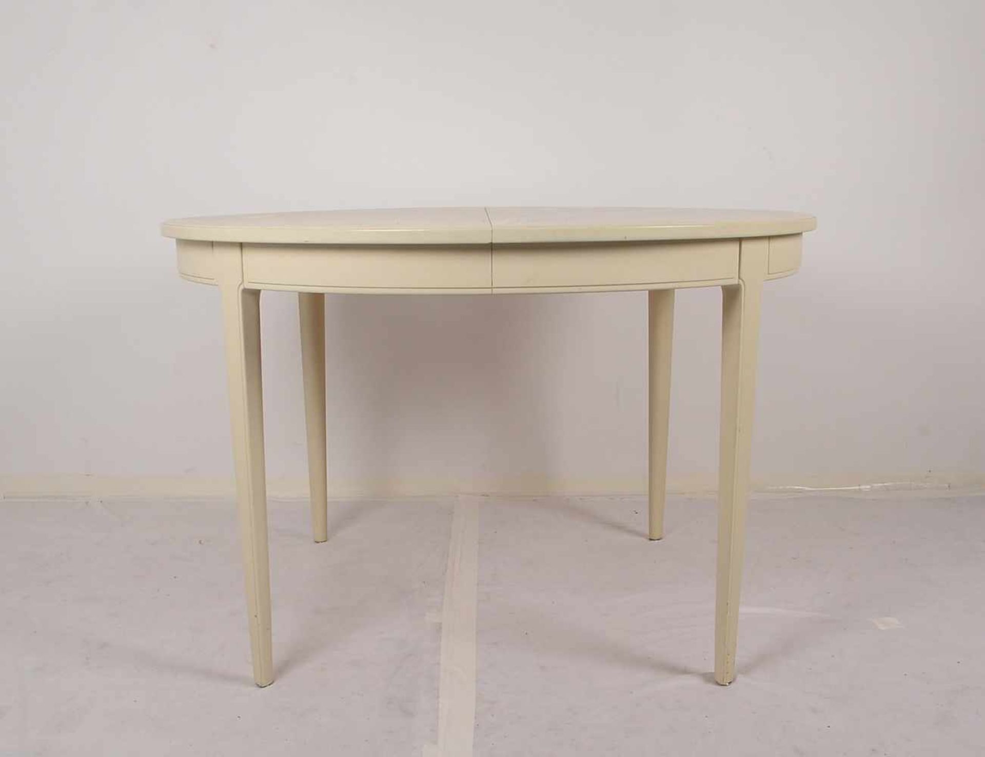Bodafors/Schweden, Tisch, runde Form, creme-weiß gefasst, Entwurf: Carl Malmsten, ausziehbar - - Bild 3 aus 3