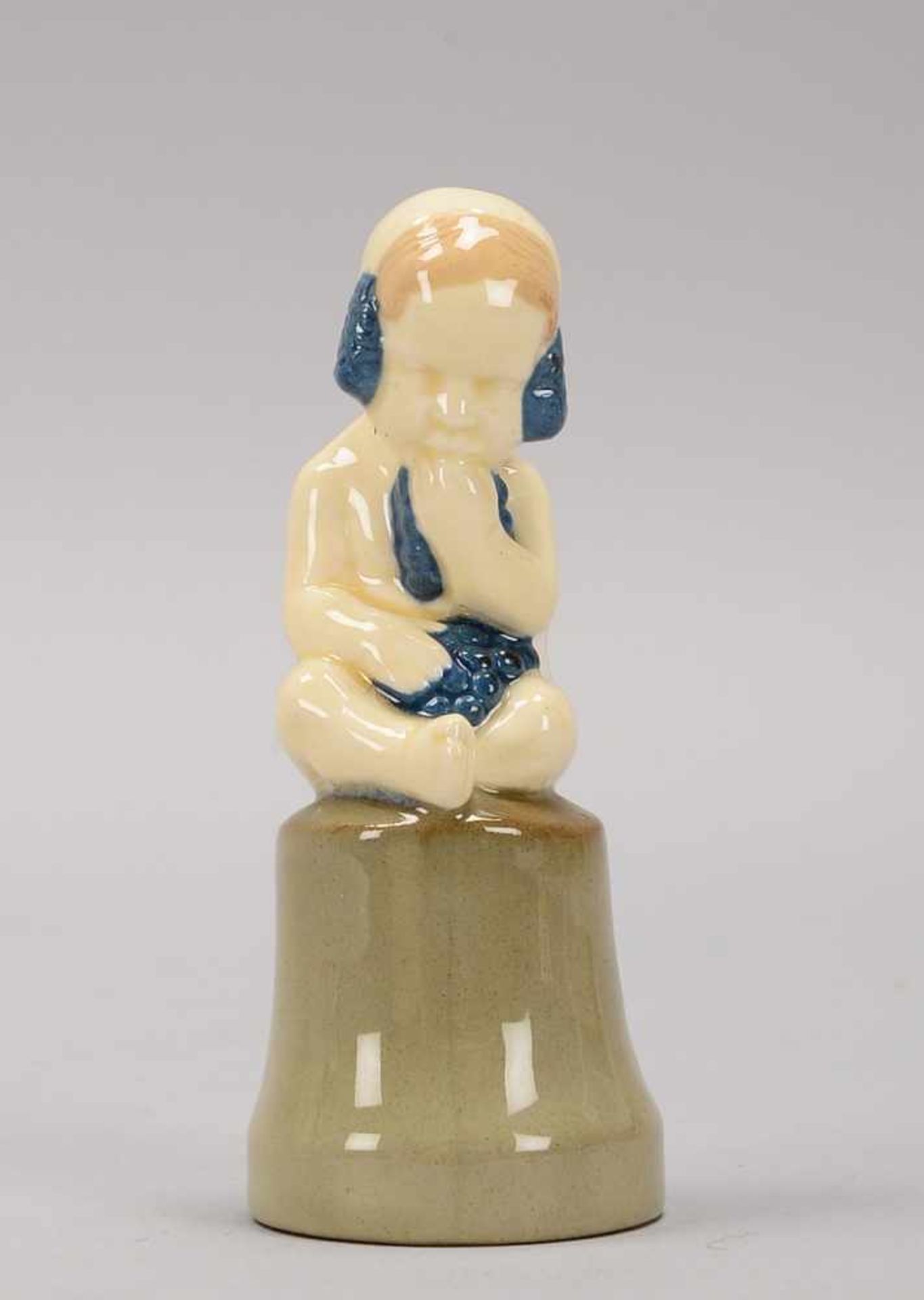 Kleine Steingut-Figur, Jugendstil, 'Sitzendes Kind', im Boden bezeichnet ('Wohlfahrts-Steingut, in