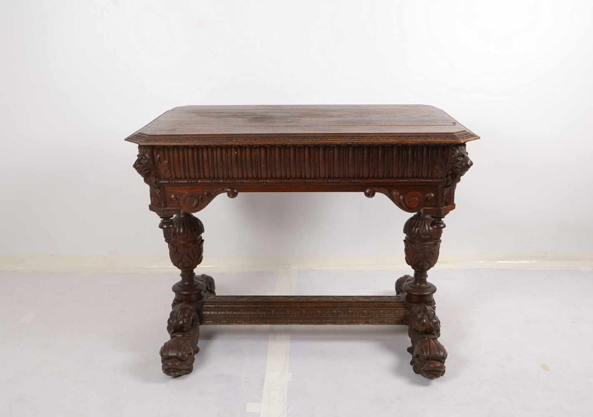 Tisch, Historismus, Eiche dunkel, mit zeittypischer Schnitzerei/partiell figürlich; Maße 77 x 100 - Bild 2 aus 3