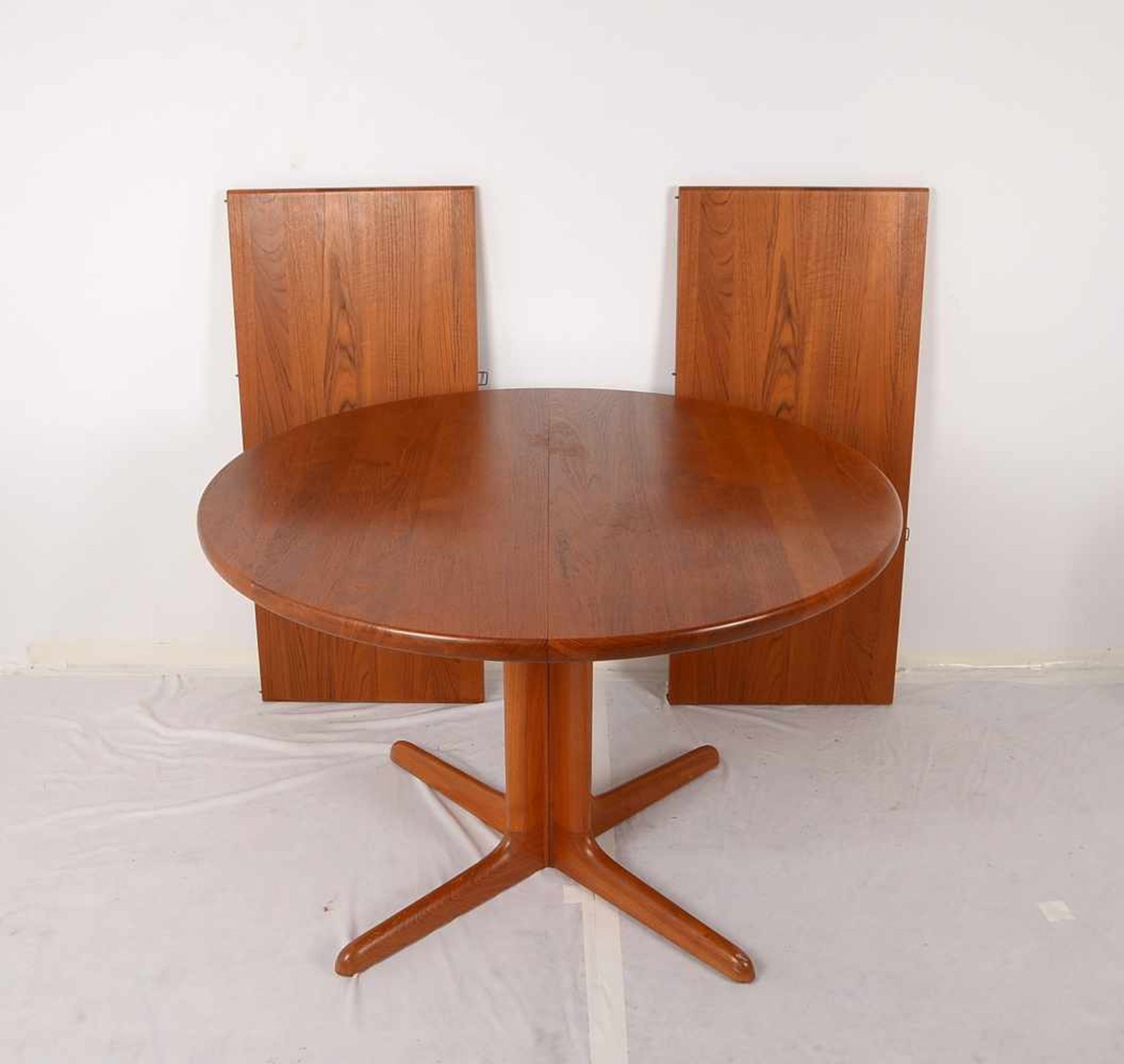 Rosengaarden/Denmark, Tisch, Danish Design, runde Form/ausziehbar, mit 2x Einlegeböden; Höhe 71