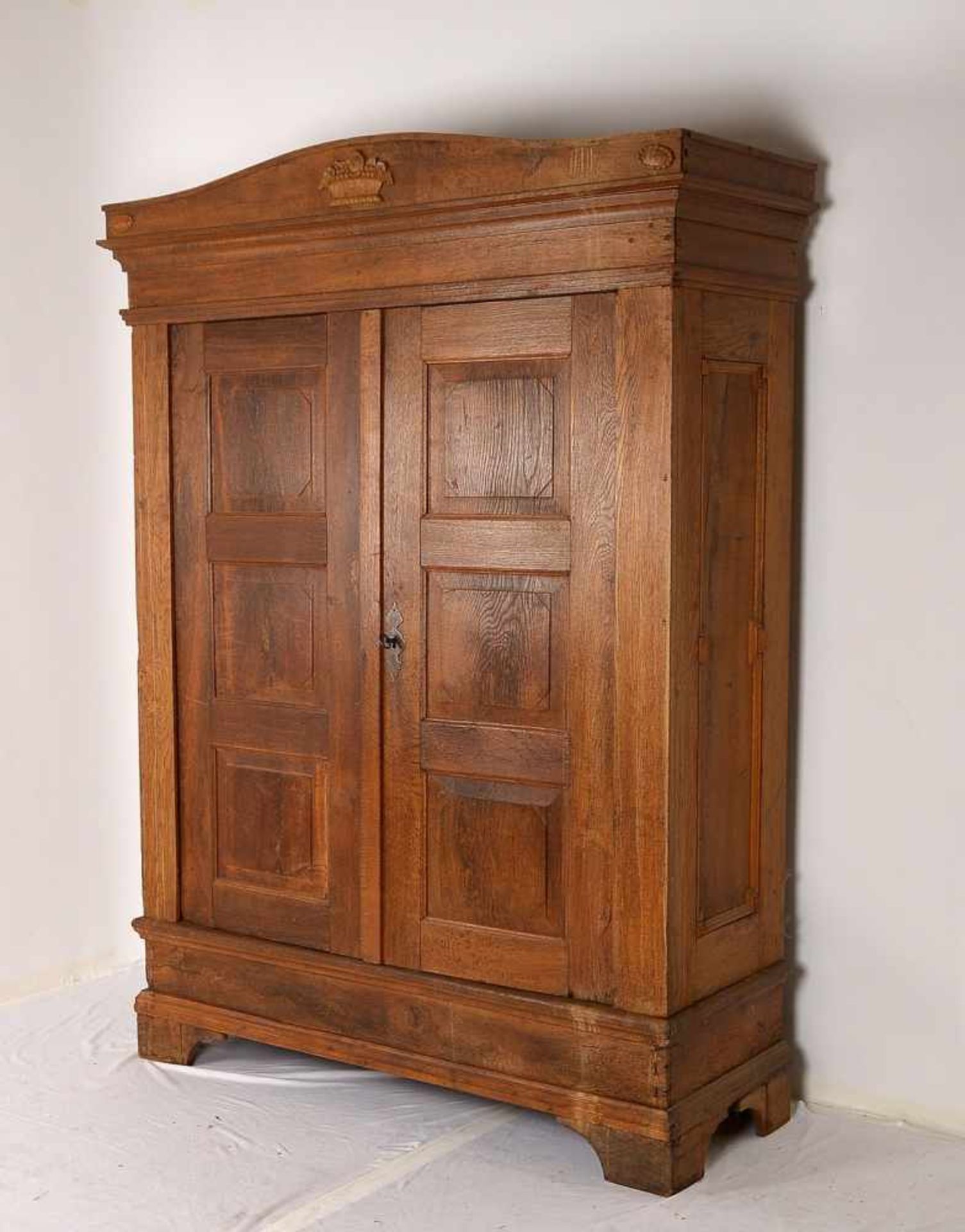 Barocker Kleiderschrank, Eiche, 2x Türen und Seitenwände kassettiert, mit original Schloss und - Bild 2 aus 2