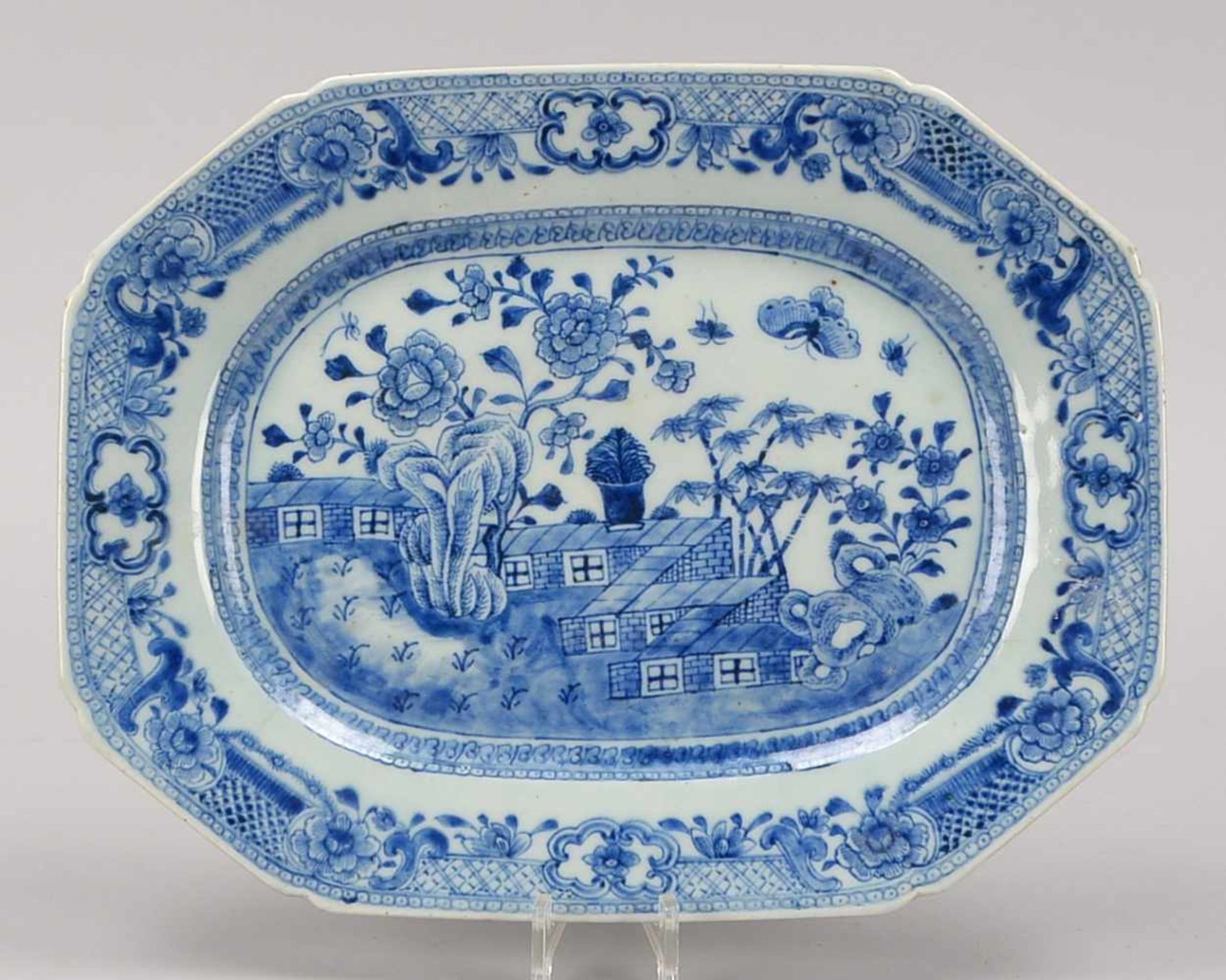 Porzellanplatte, China/18. Jahrhundert, 8-passige Form, blaue Unterglasurmalerei (florale und