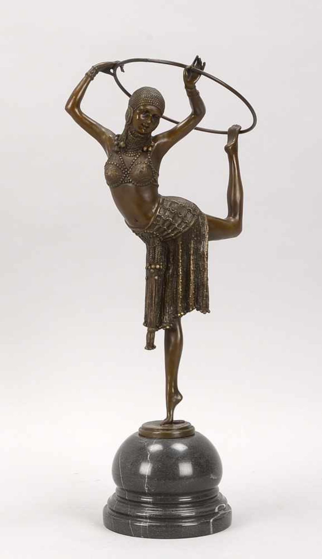 Bronzefigur, 'Tänzerin' (im Art déco-Stil und einen Ring über dem Kopf balancierend dargestellt),