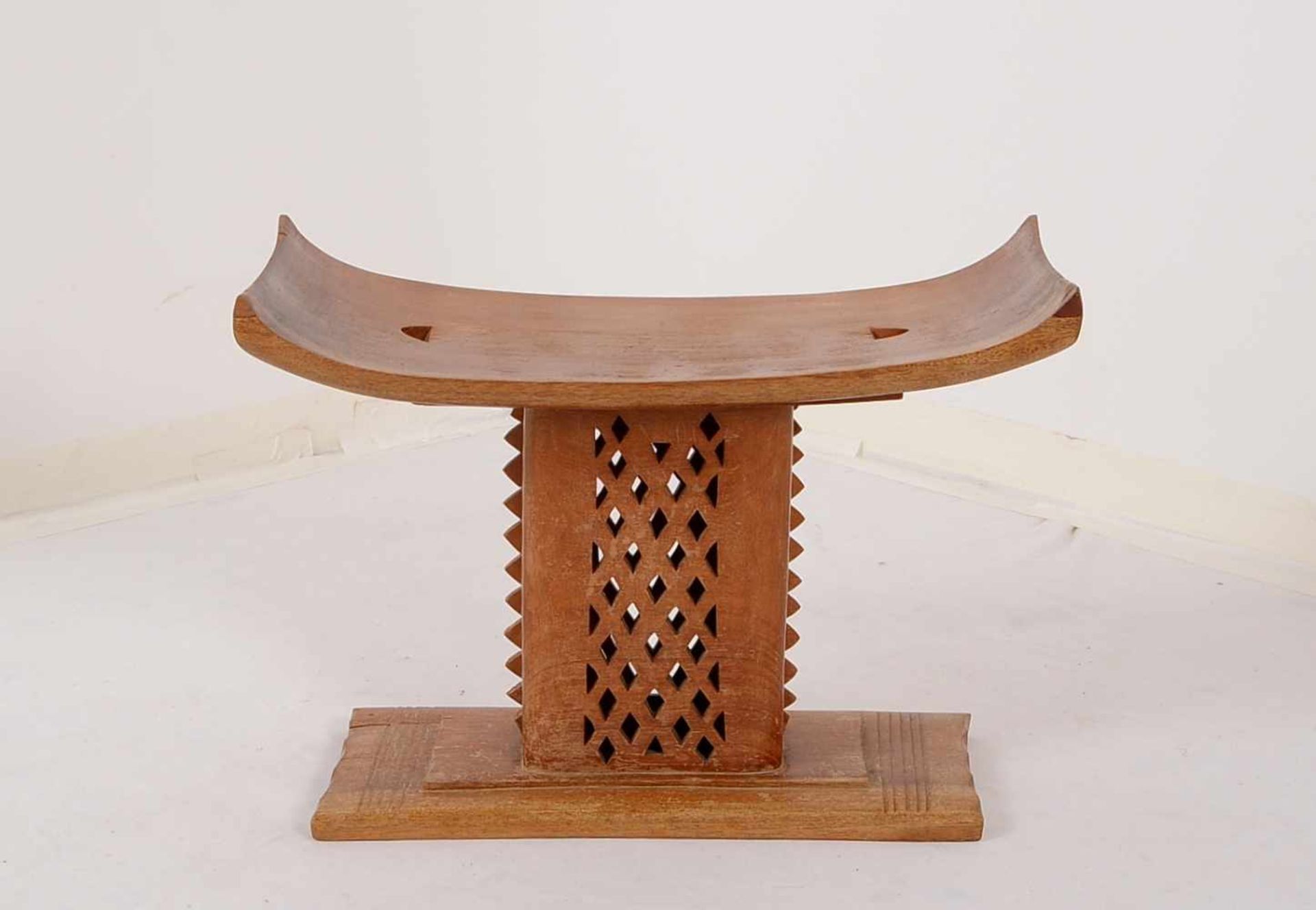 Häuptlingsstuhl (Ghana?), helles Edelholz; Höhe 36 cm, Maße 50 x 25 cm - Bild 2 aus 2