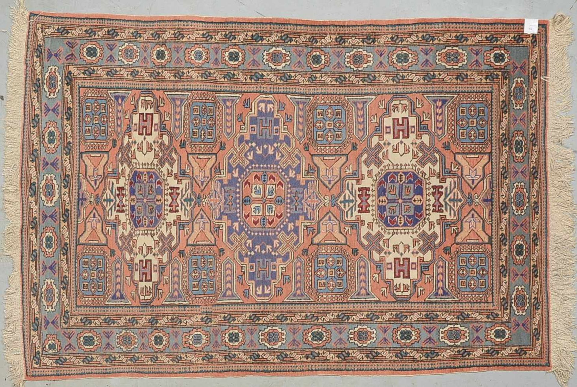 Orientteppich, ungewöhnliche Farbgebung, komplett, Flor in akzeptablem Zustand; Maße 200 x 140 cm