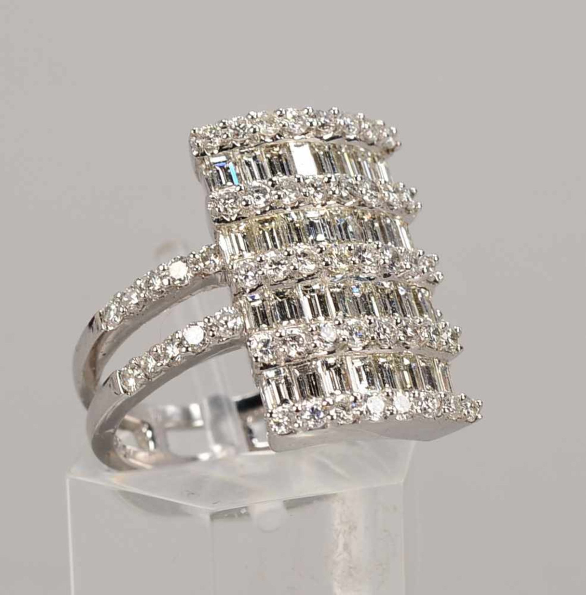 Ring, 750 WG, besetzt mit Diamanten/zusammen 2,71 ct, im Baguetteschliff und Brillantschliff; RG 53, - Bild 2 aus 2