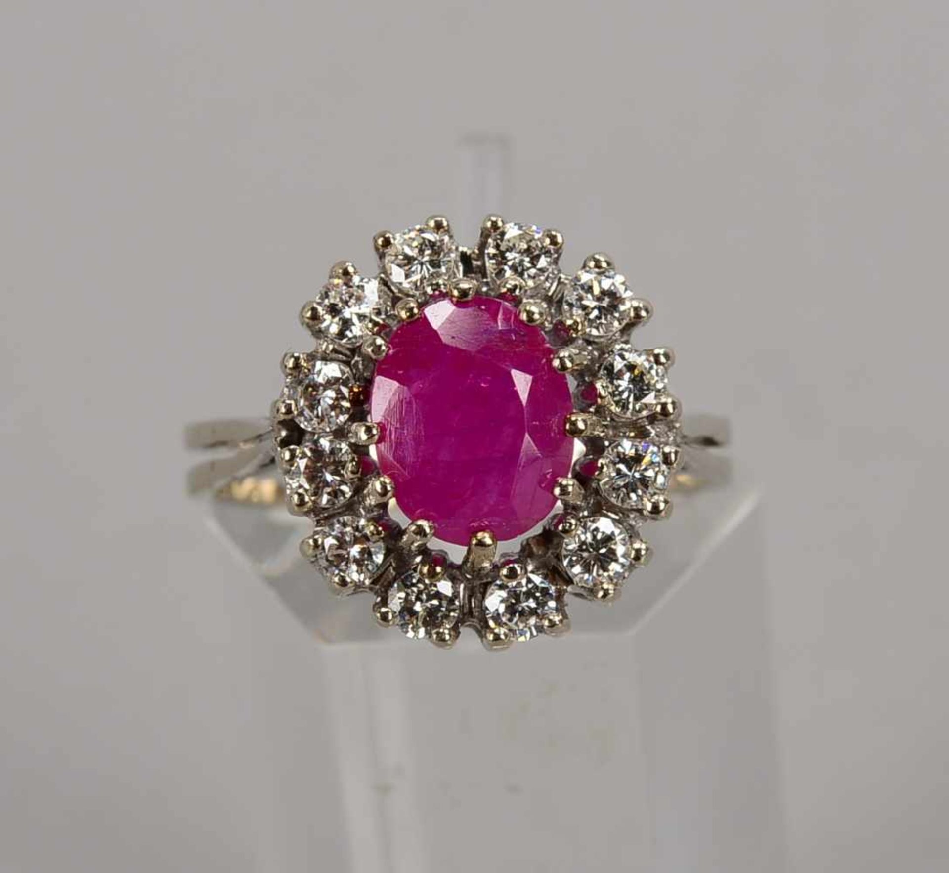 Ring, 585 WG, mit Rubin von 1,25 ct, und 12-fachem Brillantbesatz/zusammen ca. 0,72 ct; RG 58, - Bild 2 aus 3