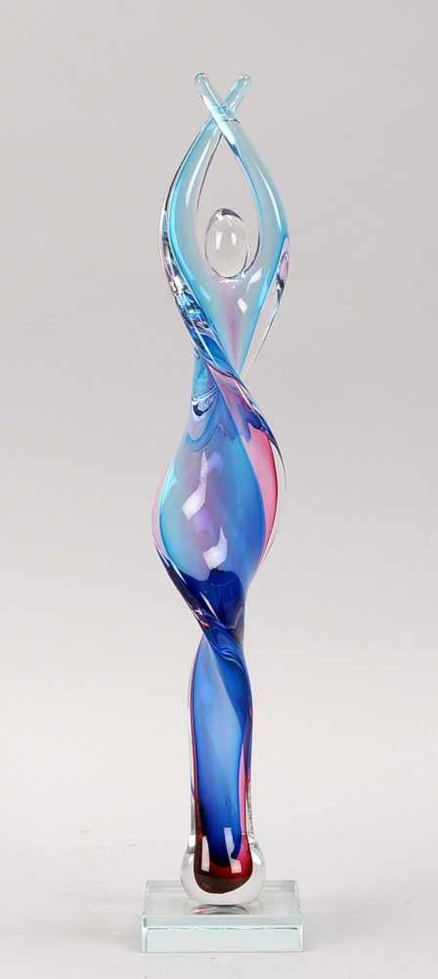 Glasskulptur, stilisierte tanzende Figur, Klarglas mit blauroten Einschmelzungen, spiralförmig