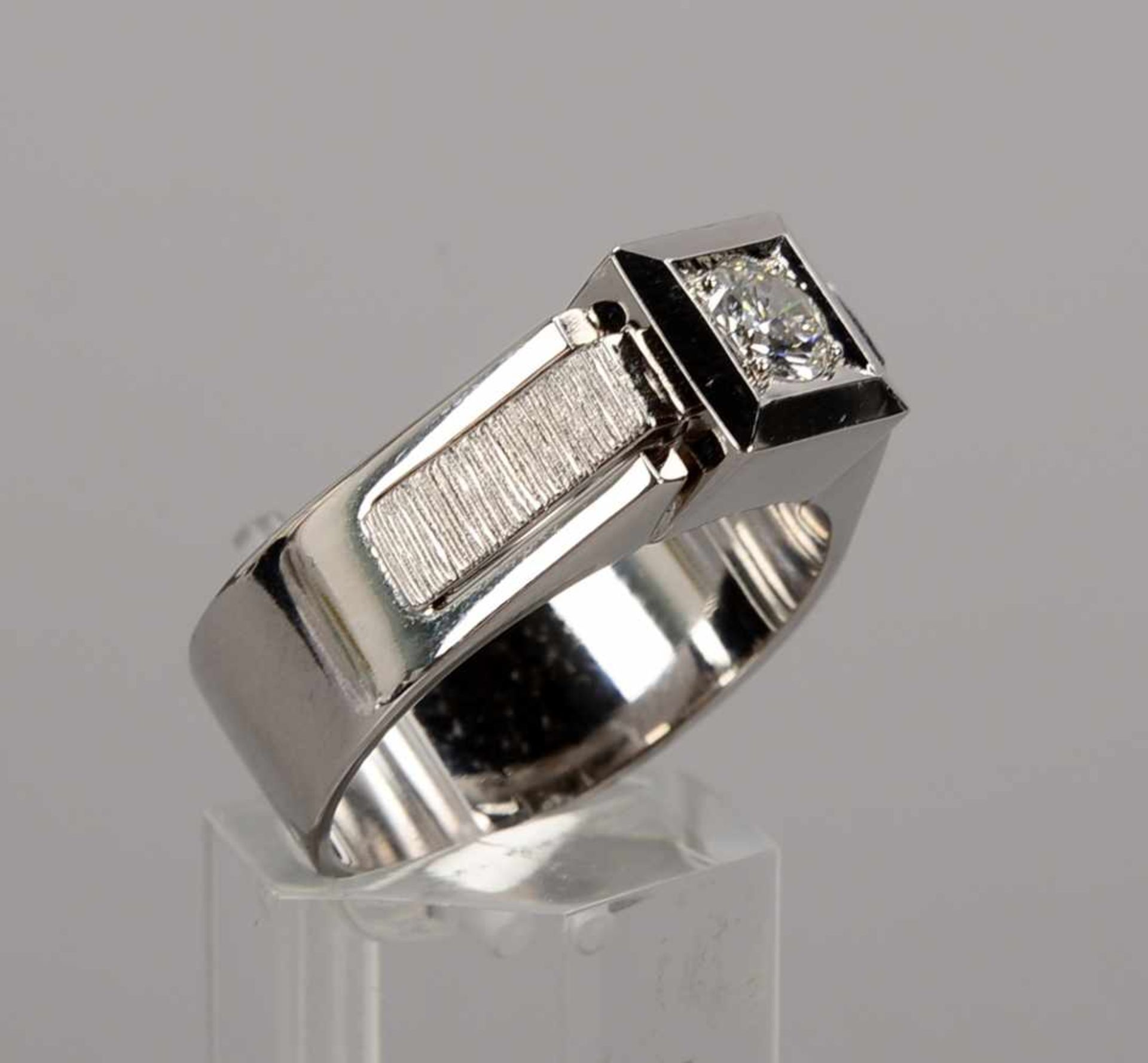 Ring, 585 WG, mit Brillant von 0,49 ct (gez.); RG 65, Gewicht 11,08 g (Expertise anbei)