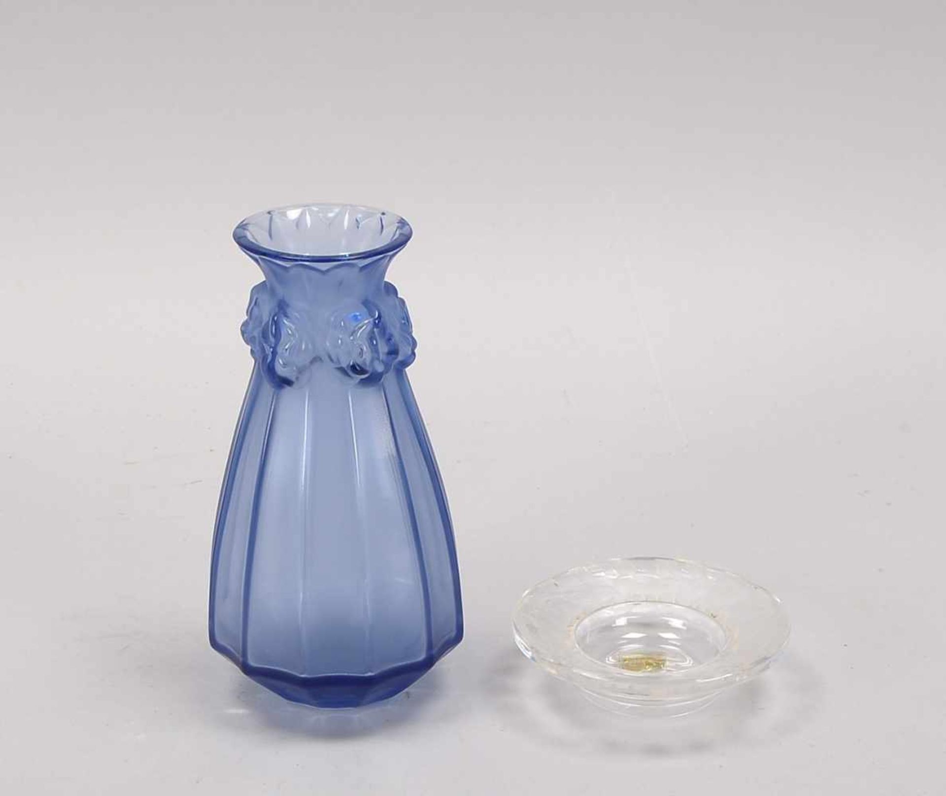 Lalique, 2 Glas-Teile, jeweils mit Bodensignatur: 1 Vase mit 12-passiger Wandung, blaues Glas, - Bild 2 aus 2