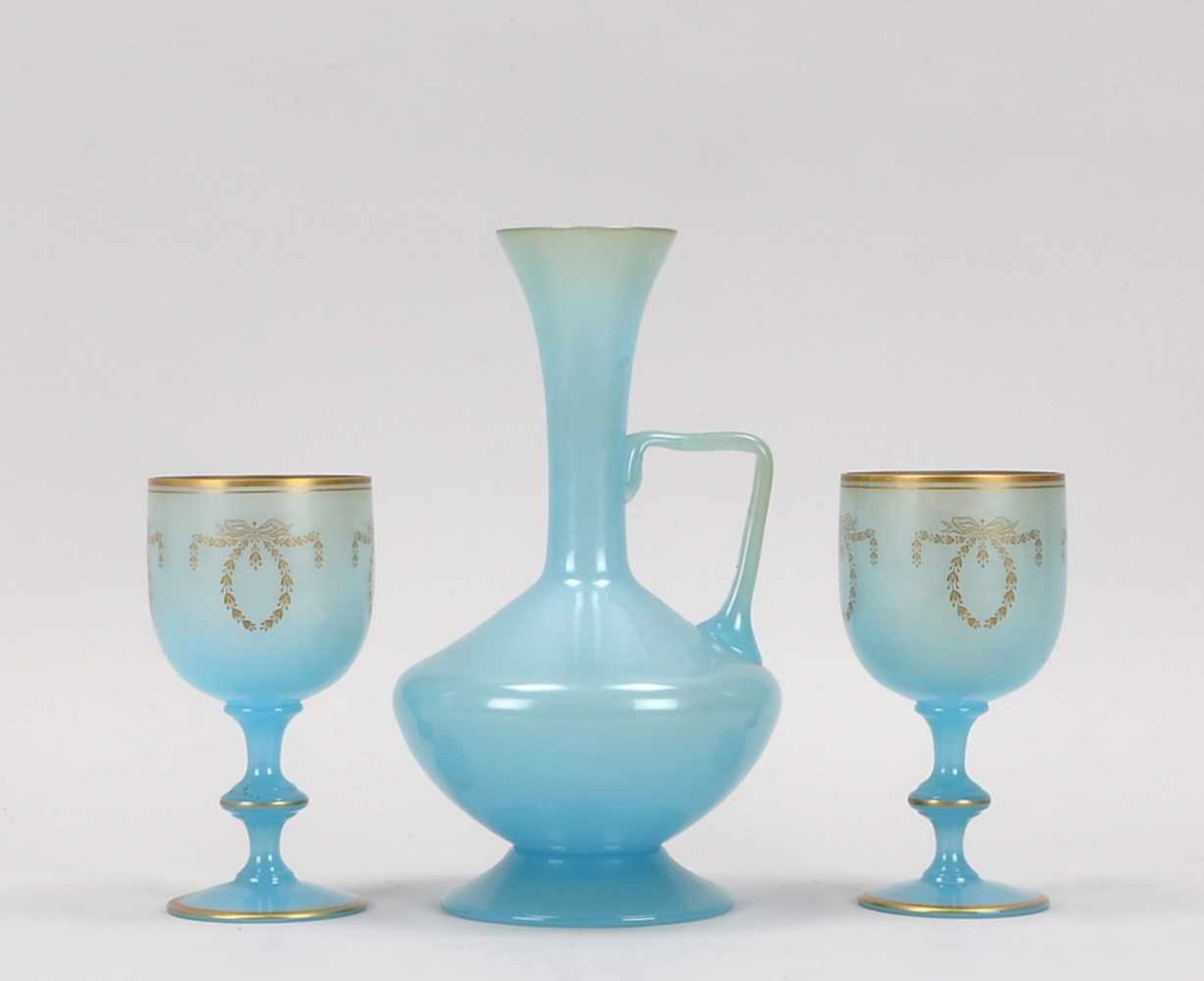 Glas-Set, Biedermeier, milchig-blaues Glas, 3-teilig: 1 Schenkkaraffe, und 2x Gläser, auf