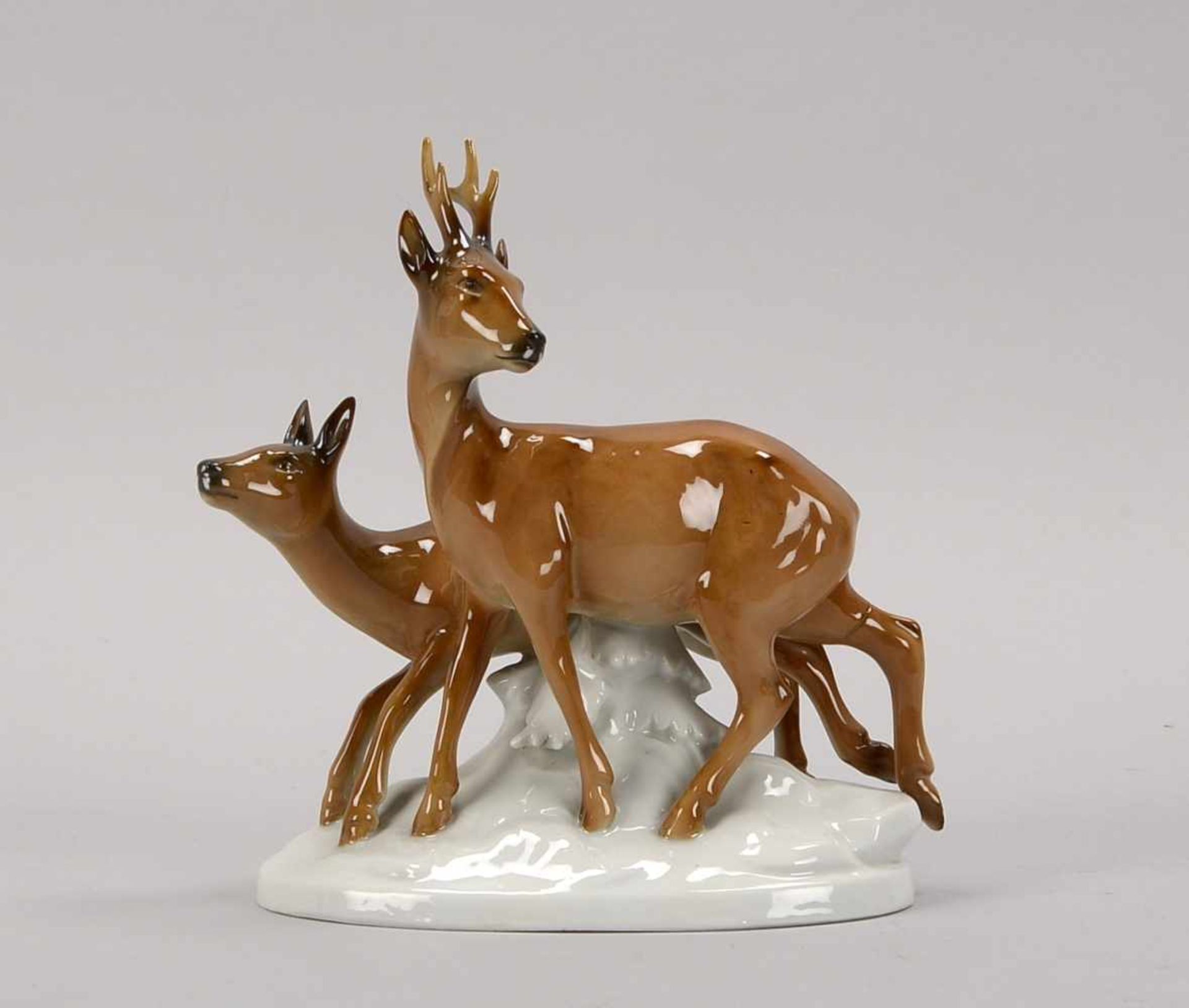 Gerold Porzellan, Tierfigur, 'Zwei Rehe', Figuren polychrom gefasst, auf weißem Landschaftssockel;