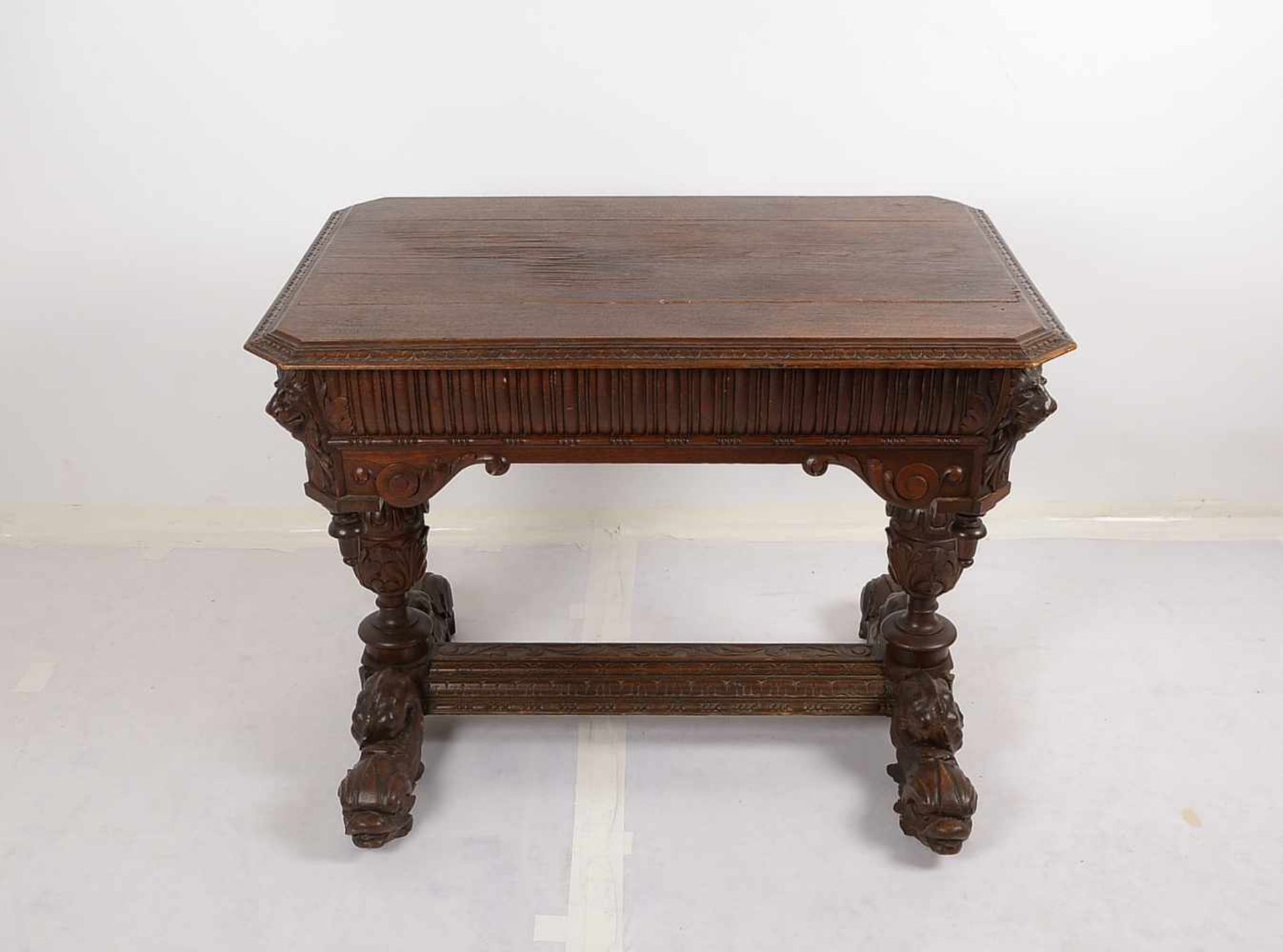 Tisch, Historismus, Eiche dunkel, mit zeittypischer Schnitzerei/partiell figürlich; Maße 77 x 100 - Bild 3 aus 3