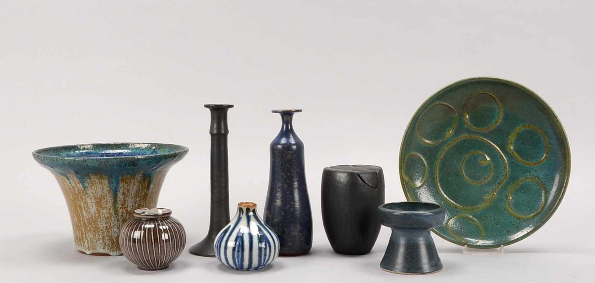 Keramik-Konvolut, 8 Teile, unterschiedliche Glasuren und Signaturen: 1 Topf, 3x Vasen, 1 Teller,