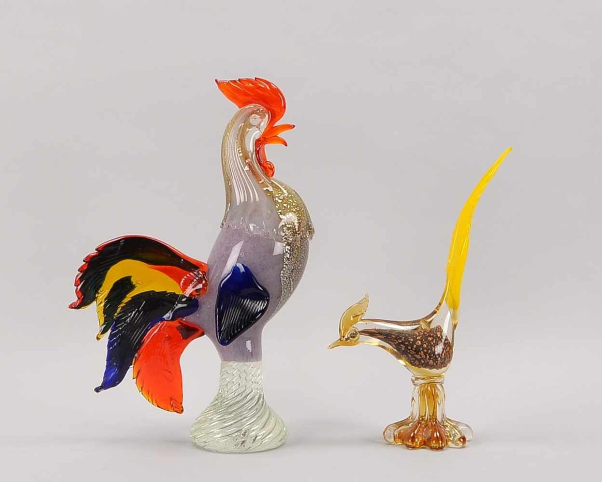 2 Glasfiguren, Murano, 'Hahn'/'Vogel', farbiges Glas mit farbigen Einschmelzungen, mit Silberflitter