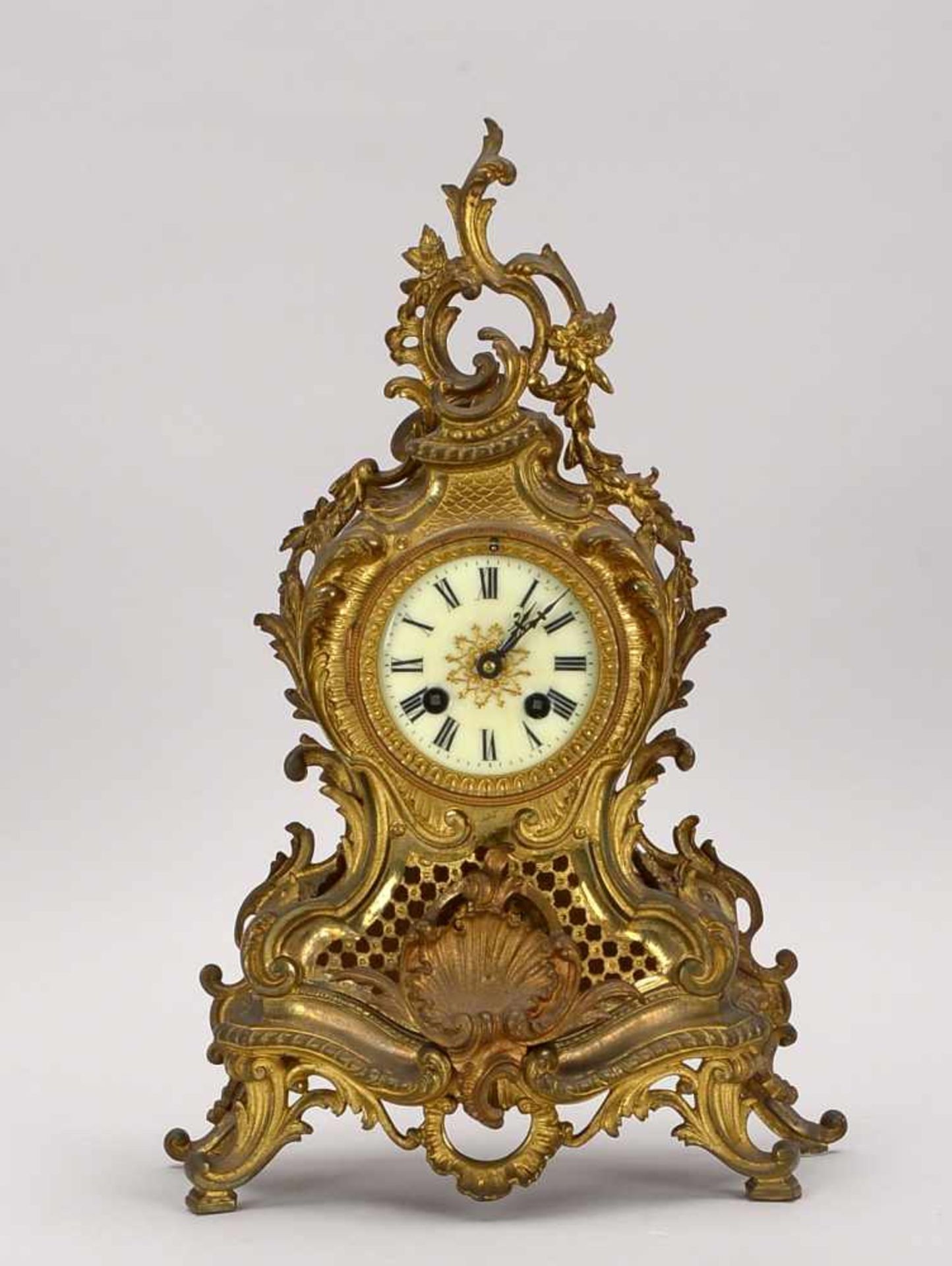 Tischuhr/Kaminuhr, antik (wohl Frankreich), Werk-Nr. '44', Schlag auf Glocke; Höhe 42 cm (Pendel