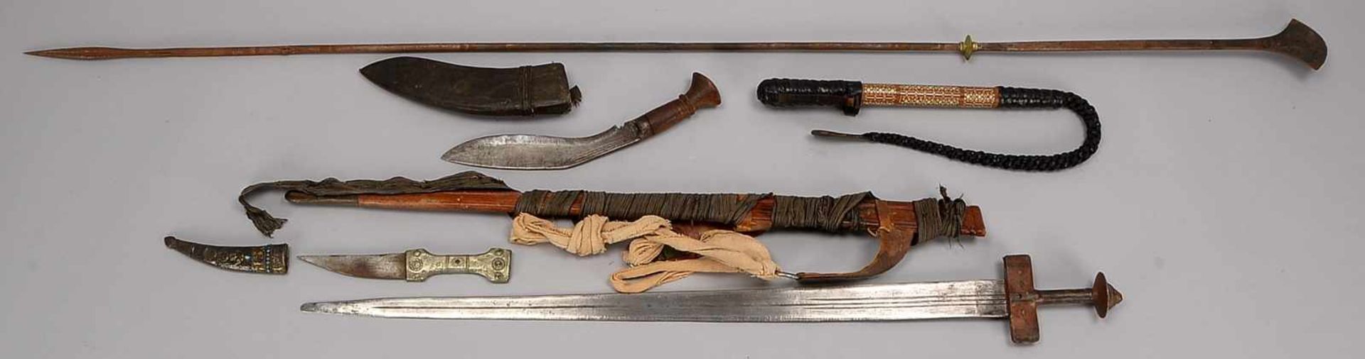 Aus Nordafrika-Sammlung, 5 Teile: 1 Touareg-Schwert in Scheide, 1 Eisenspeer, 1 Peitsche mit