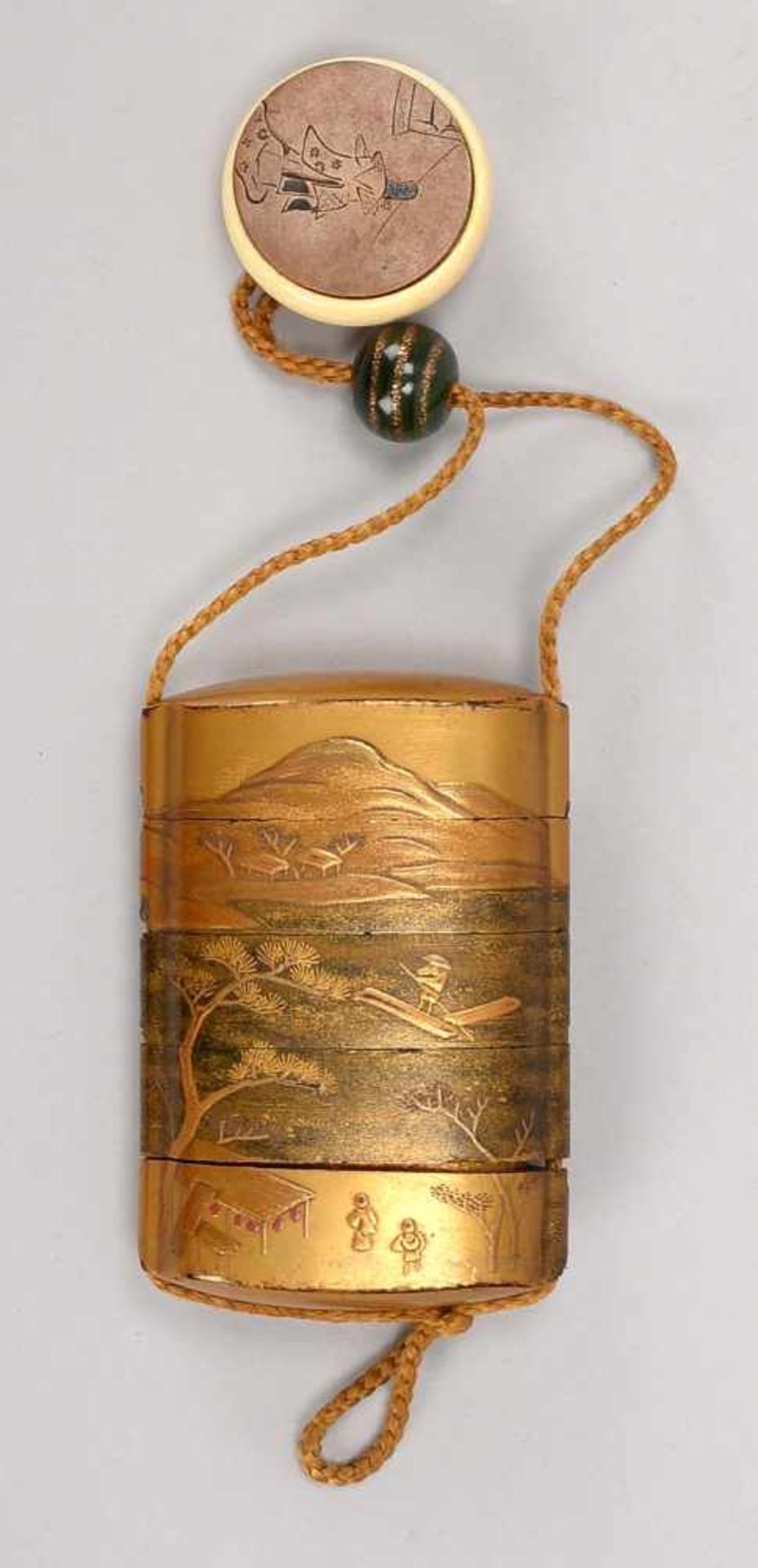 Inro mit Netsuke/sogenantes 'Sagemono', Japan, 5-teiliges Behältnis (für Siegel oder Medizin), Holz,
