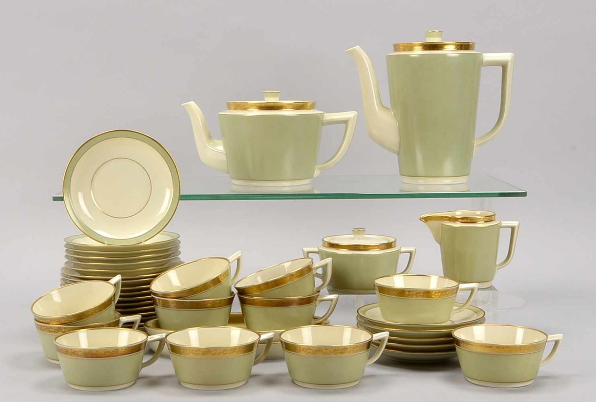 Royal Copenhagen, Kaffeeservice/Teeservice, Dekor 'Dagmar'/'Nr. 988' , umfassend: 1 Kaffeekanne, 1