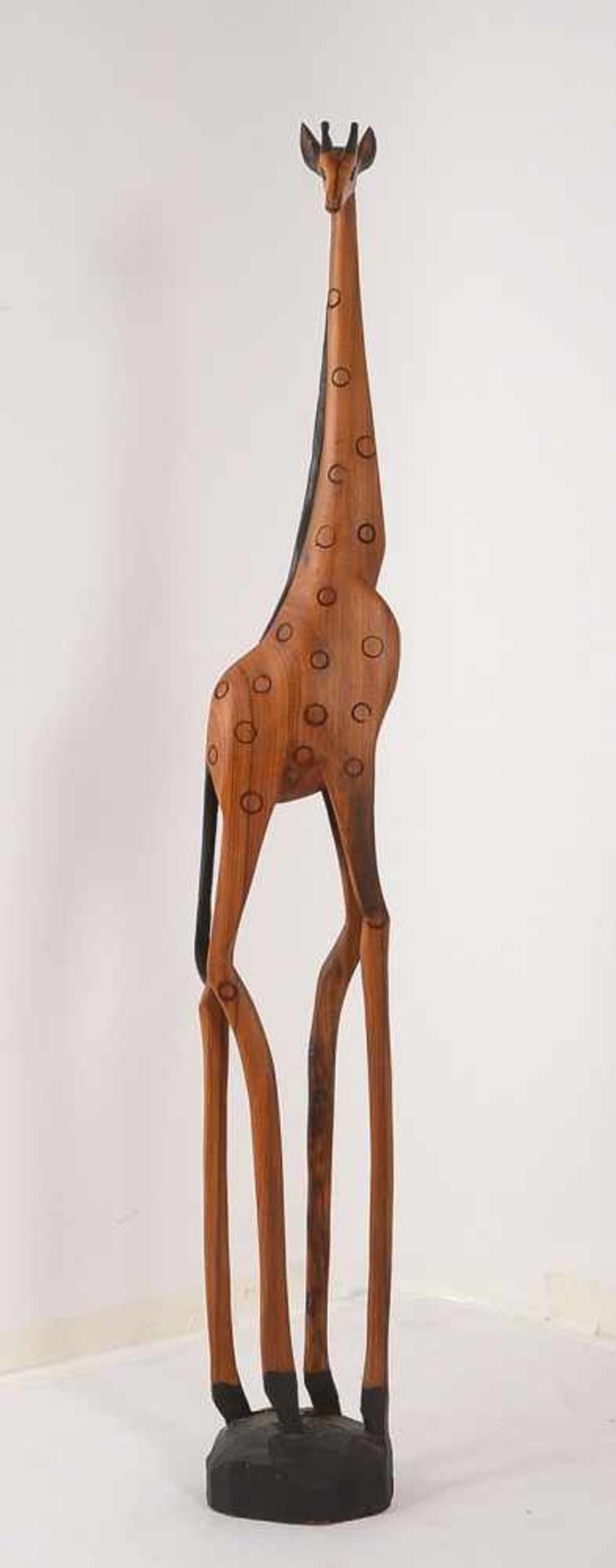 Tierskulptur, 'Giraffe', Holz geschnitzt/partiell schwarz gefasst; Höhe 142 cm (1x Ohr geklebt)