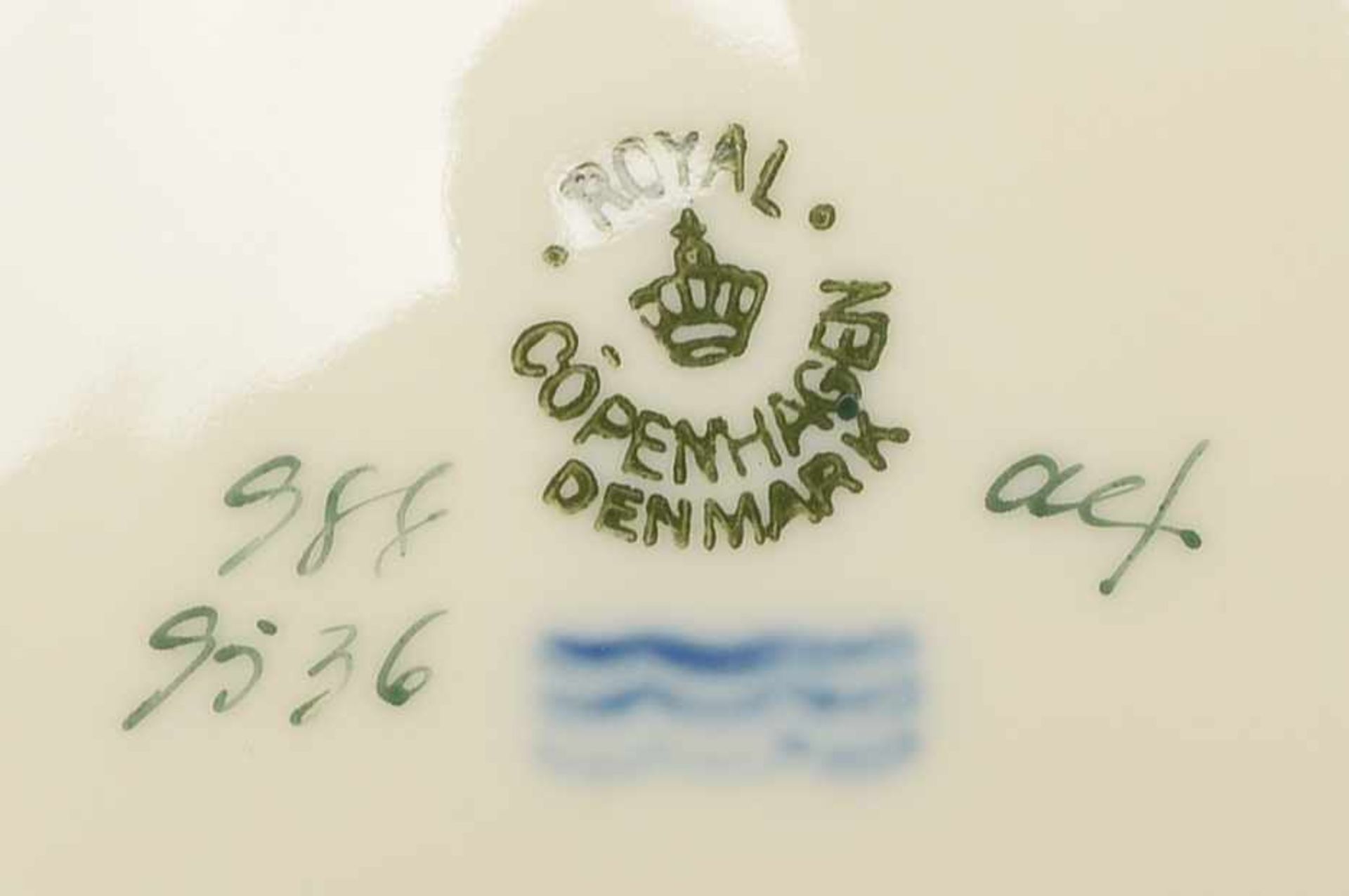 Royal Copenhagen, Kaffeeservice/Teeservice, Dekor 'Dagmar'/'Nr. 988' , umfassend: 1 Kaffeekanne, 1 - Bild 2 aus 2