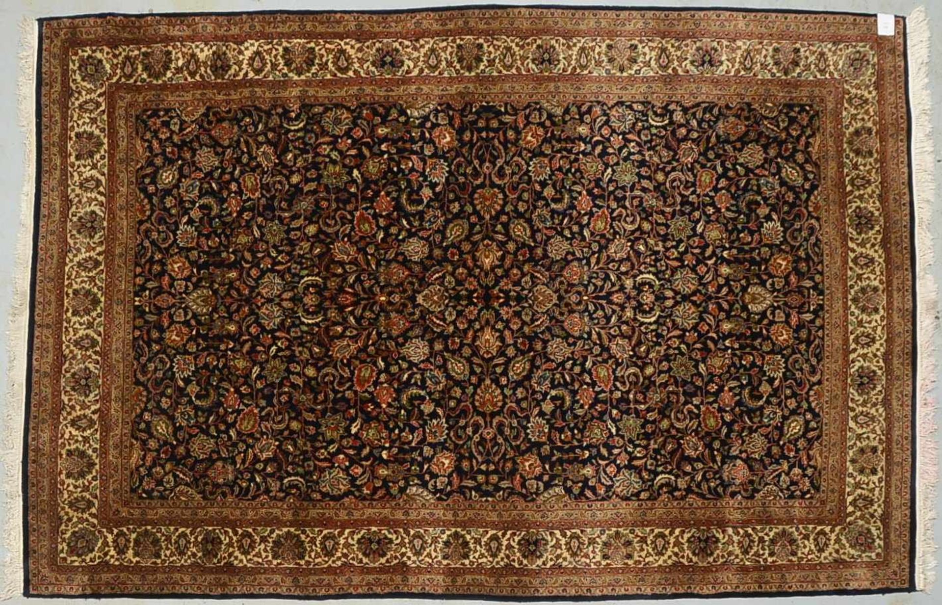 Indo-Täbriz, ringsum komplett, Flor in sehr gutem Zustand, wohnfertig; Maße 275 x 183 cm