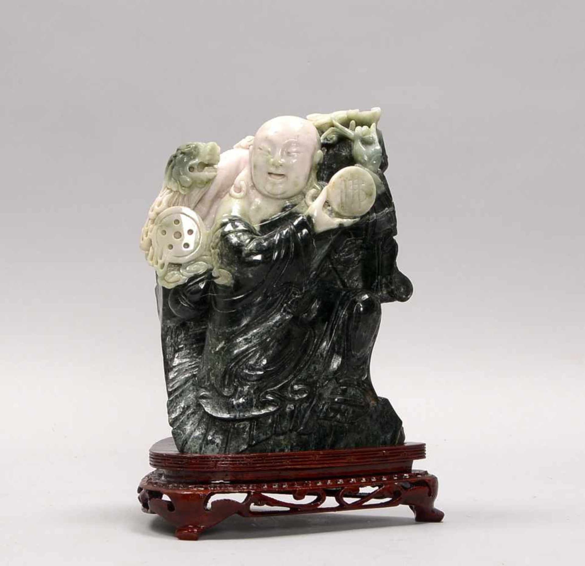 Jadeit-Figur, China, 'Buddha mit Fu-Hund', Figur auf Holzsockel; Höhe 20,5 cm