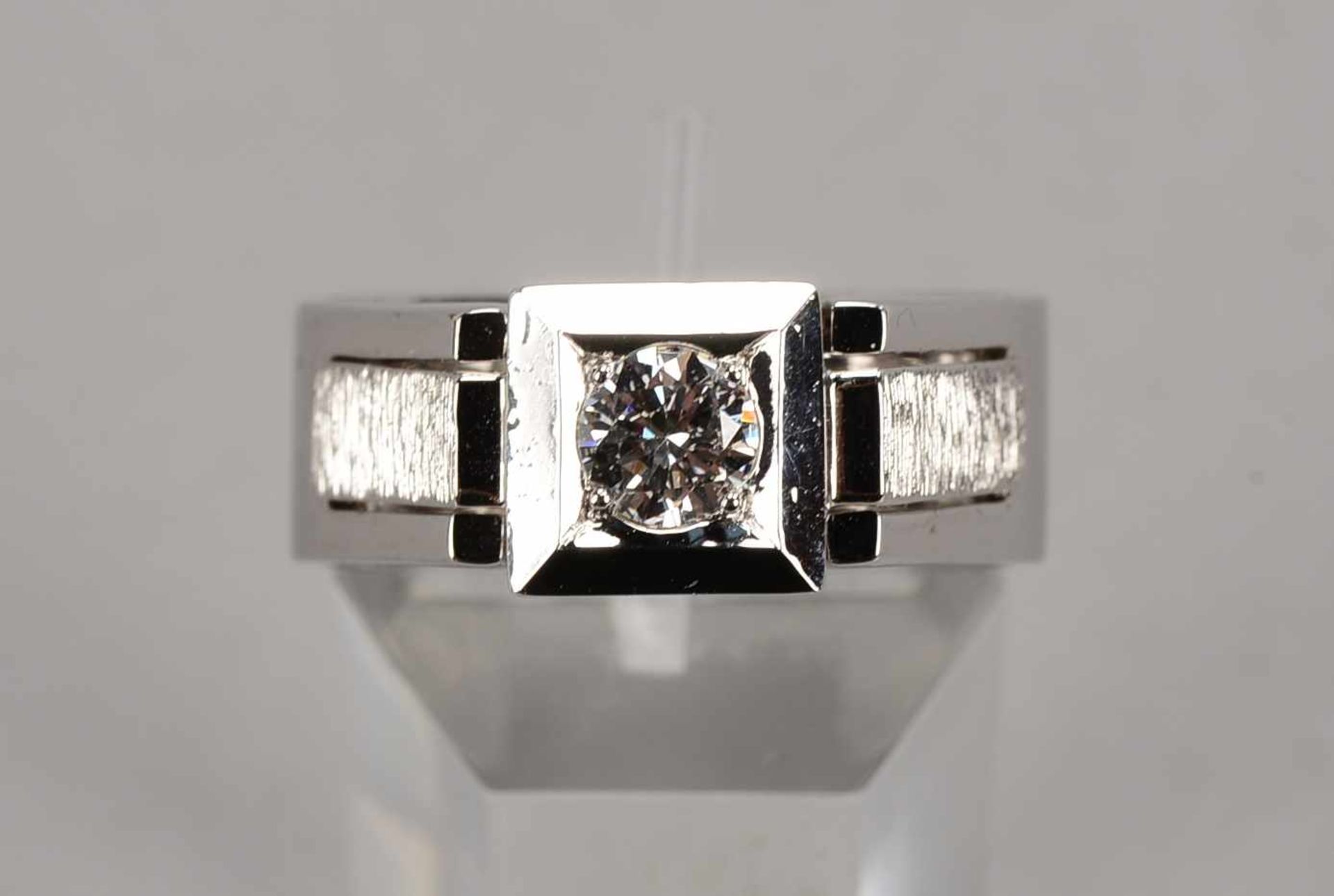 Ring, 585 WG, mit Brillant von 0,49 ct (gez.); RG 65, Gewicht 11,08 g (Expertise anbei) - Bild 2 aus 3