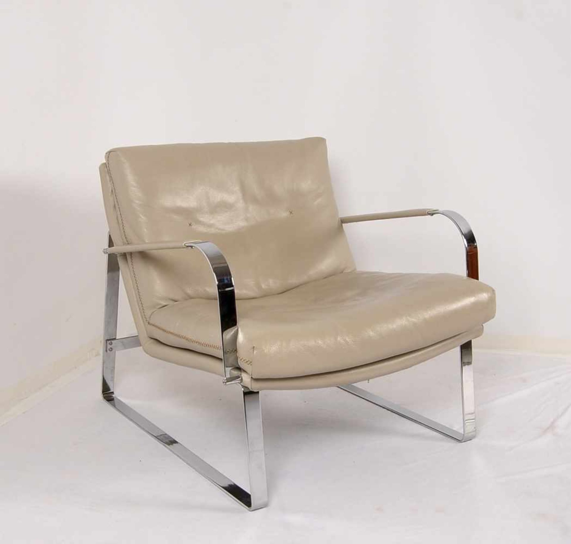 Armlehn-Chair, 'Conform', Chromgestell mit hell-kittfarbenem Leder, gepflegt/in gutem