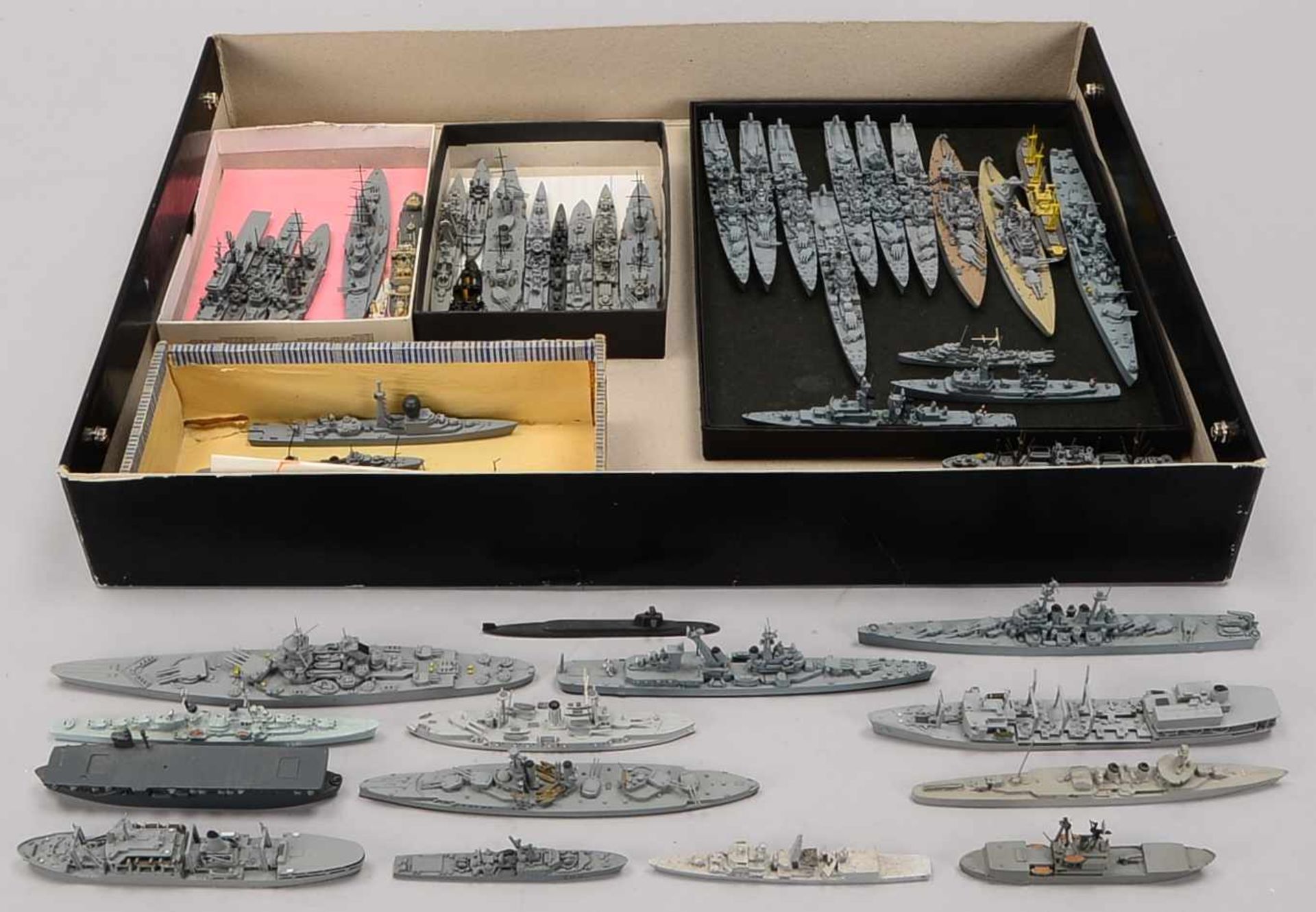 Konvolut Schiffsmodelle, 53 Stück: Kriegsschiffe (USA, GB, Frankreich), u.a.