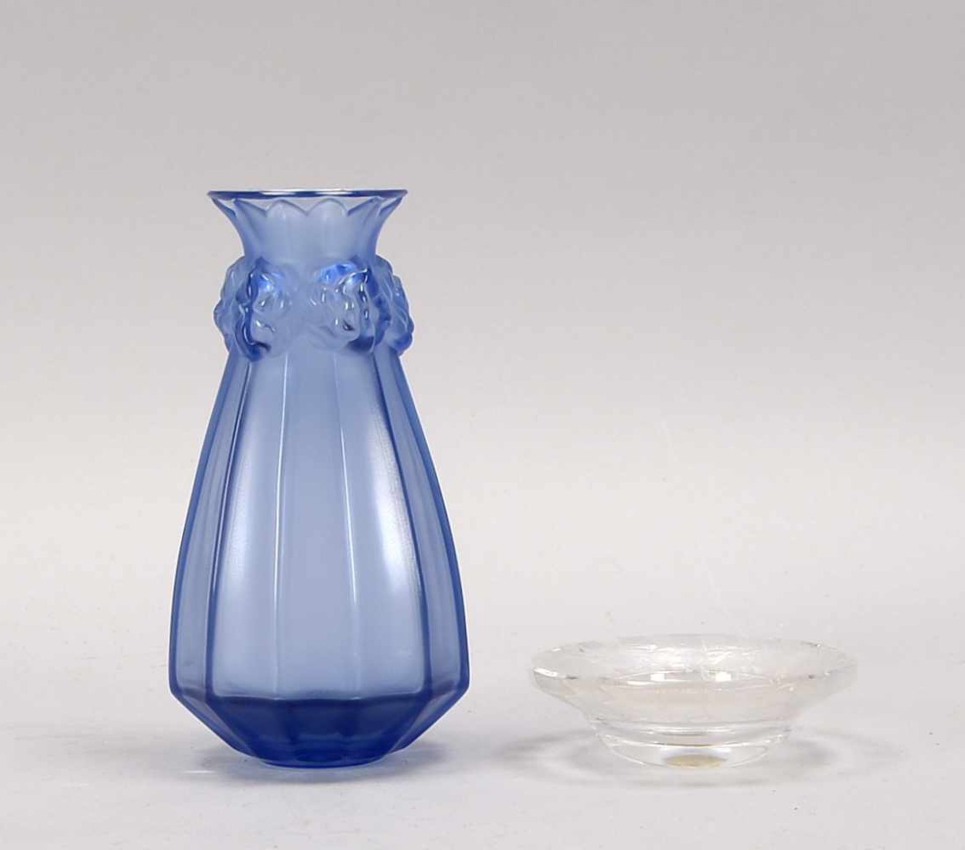 Lalique, 2 Glas-Teile, jeweils mit Bodensignatur: 1 Vase mit 12-passiger Wandung, blaues Glas,