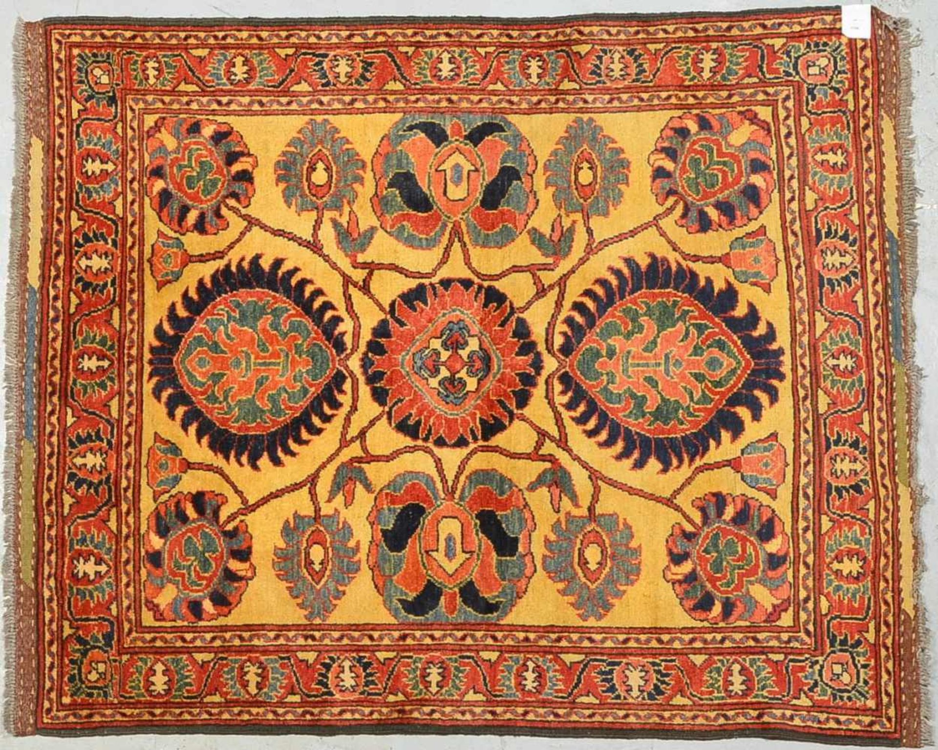 Gashgai-Orientteppich, Pflanzenfarben, goldfarbener Fond mit großen Shah-Abassi-Blütenmotiven,