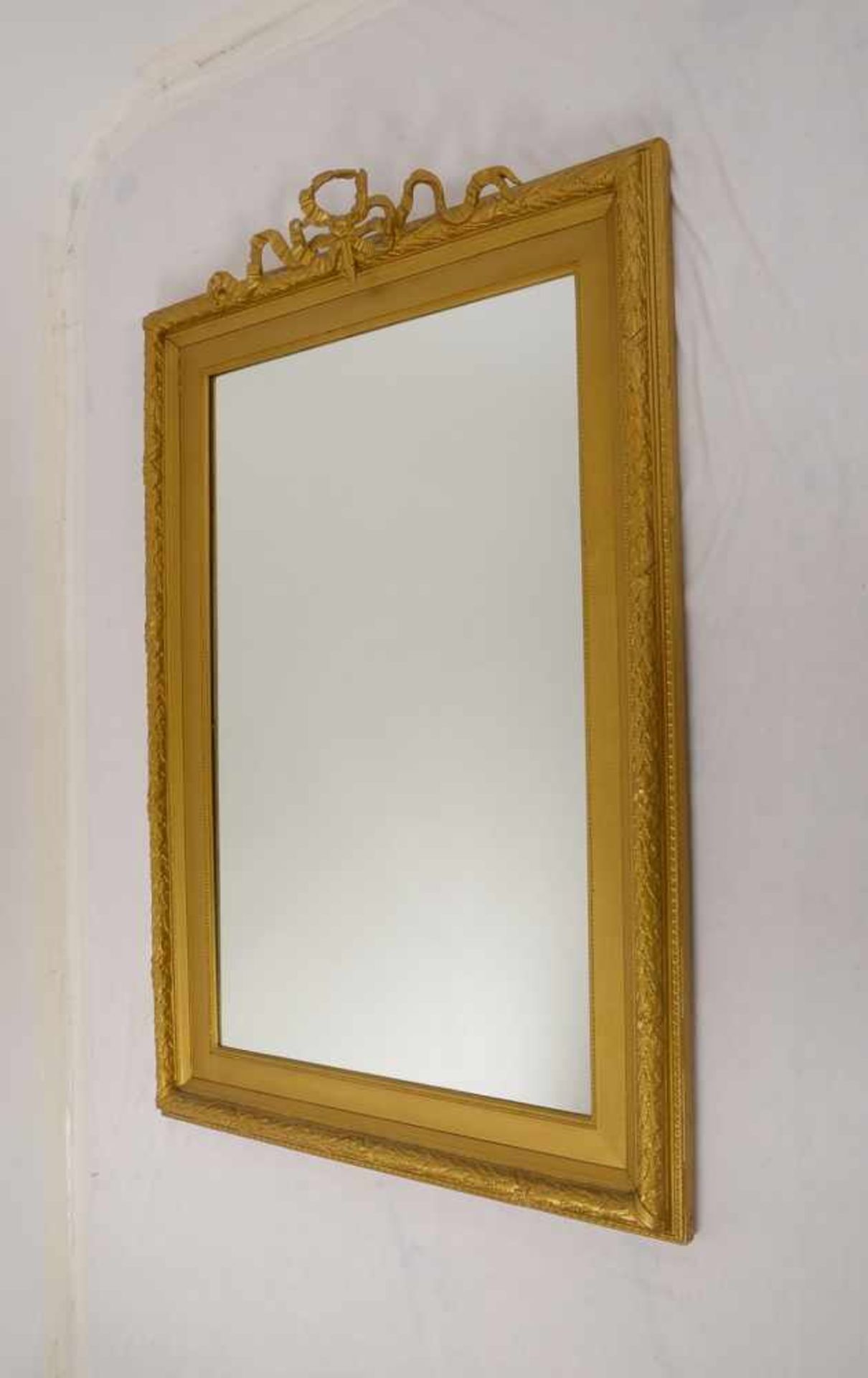 Wandspiegel, im Stuck-Holzrahmen/mit Schleifendekor, Maße 130 x 90 cm; mit Konsole, Maße 130 x 22