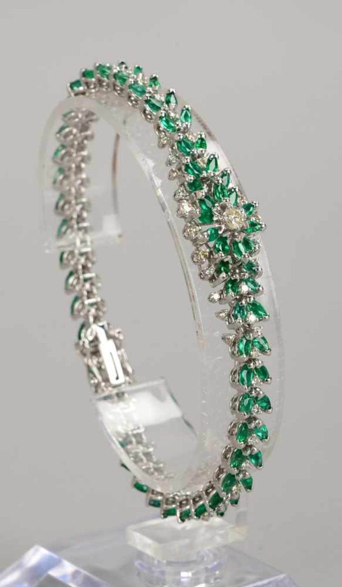 Armband, 750 WG, besetzt mit Smaragden/zusammen 6,5 ct, und Diamanten/zusammen 1,2 ct, Schloss mit