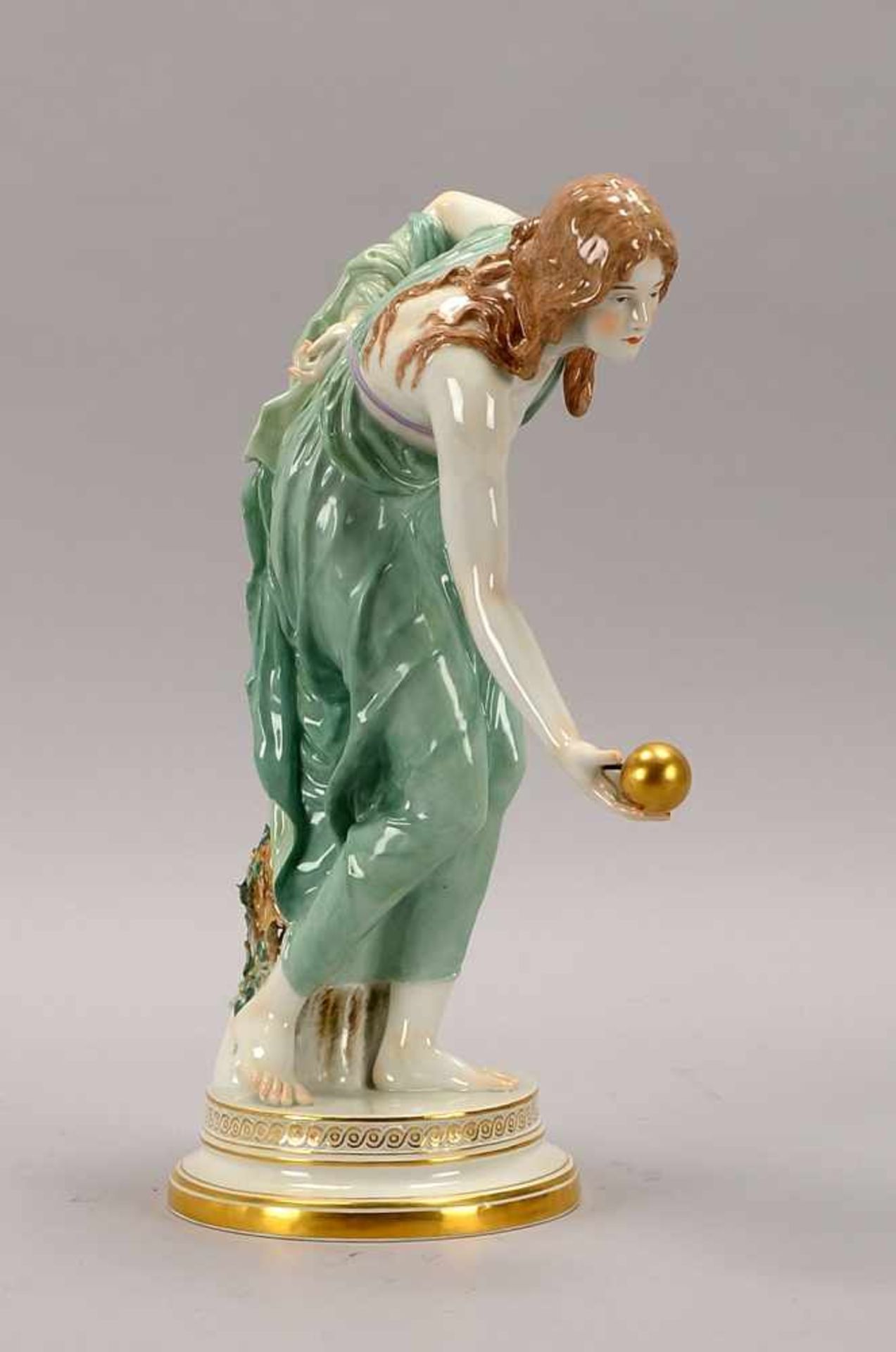 Meissen, Porzellanfigur, 'Die Kugelspielerin', Modellnr. 'Q180', Pressnr. '125', Schwertermarke, - Bild 2 aus 3