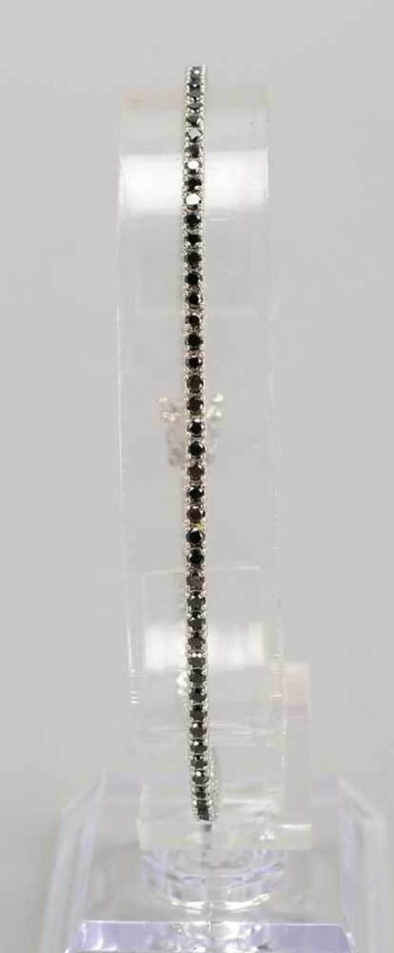Tennisarmband, 750 WG, besetzt mit schwarzen Diamanten/zusammen 2,43 ct; Länge 20,5 cm, Gewicht 6,57 - Bild 2 aus 2