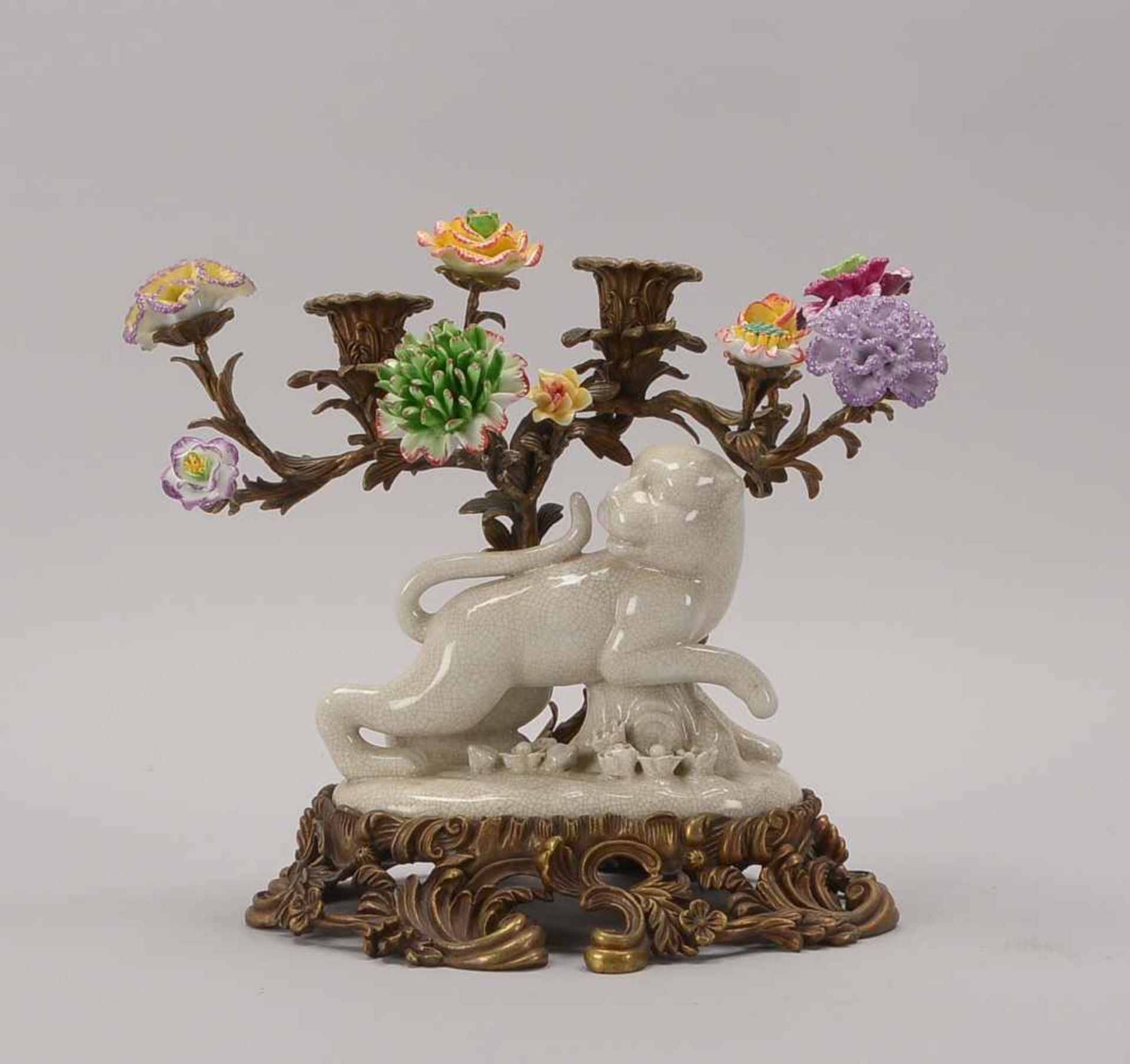 Figürlicher Kerzenleuchter, 2-flammig, Bronze und Porzellan (plastische Blütendarstellungen und