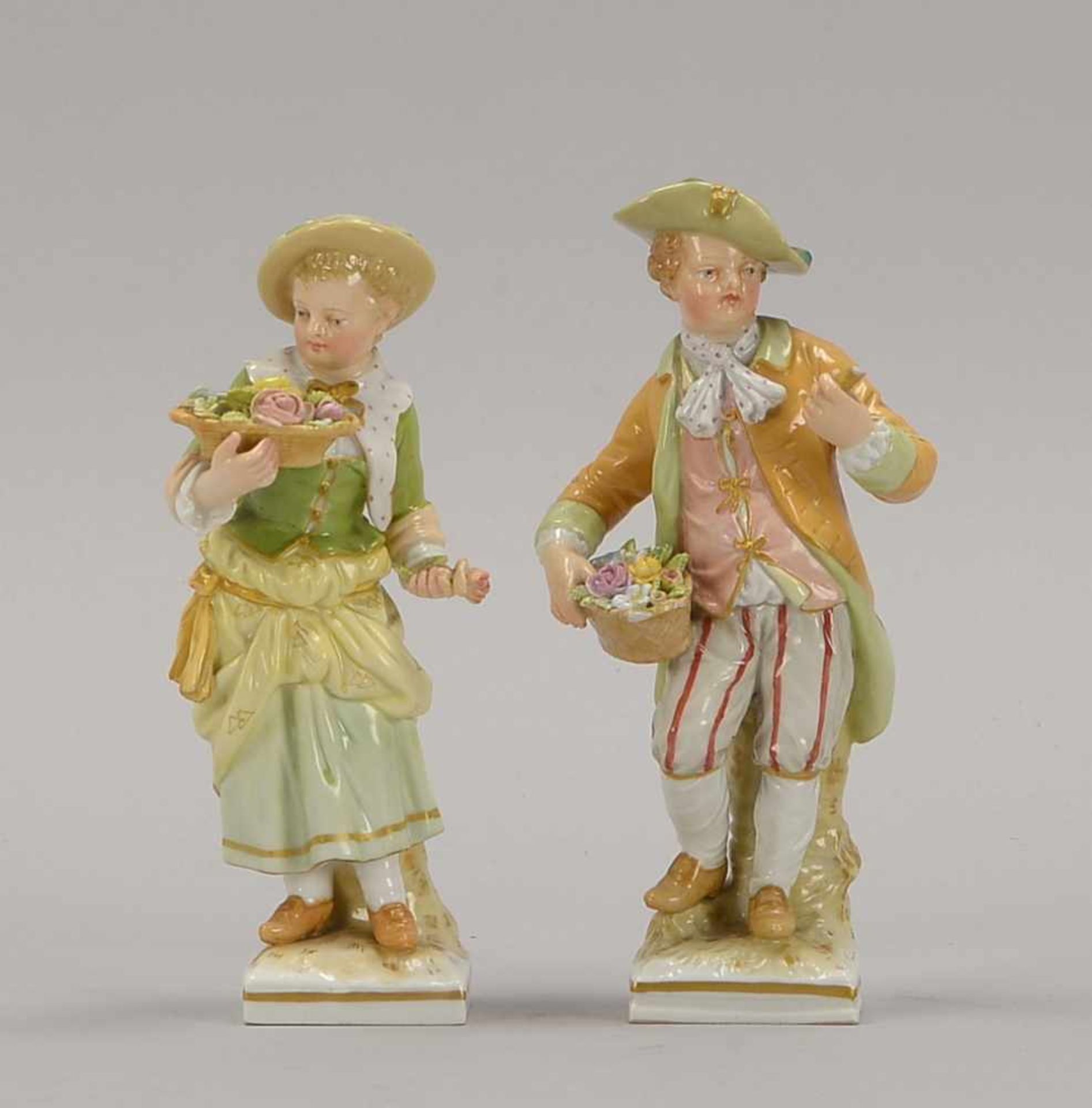 KPM Berlin, 2 Porzellanfiguren, 'Gärterin' und 'Gärtner' (jeweils einen Blumenkorb tragend