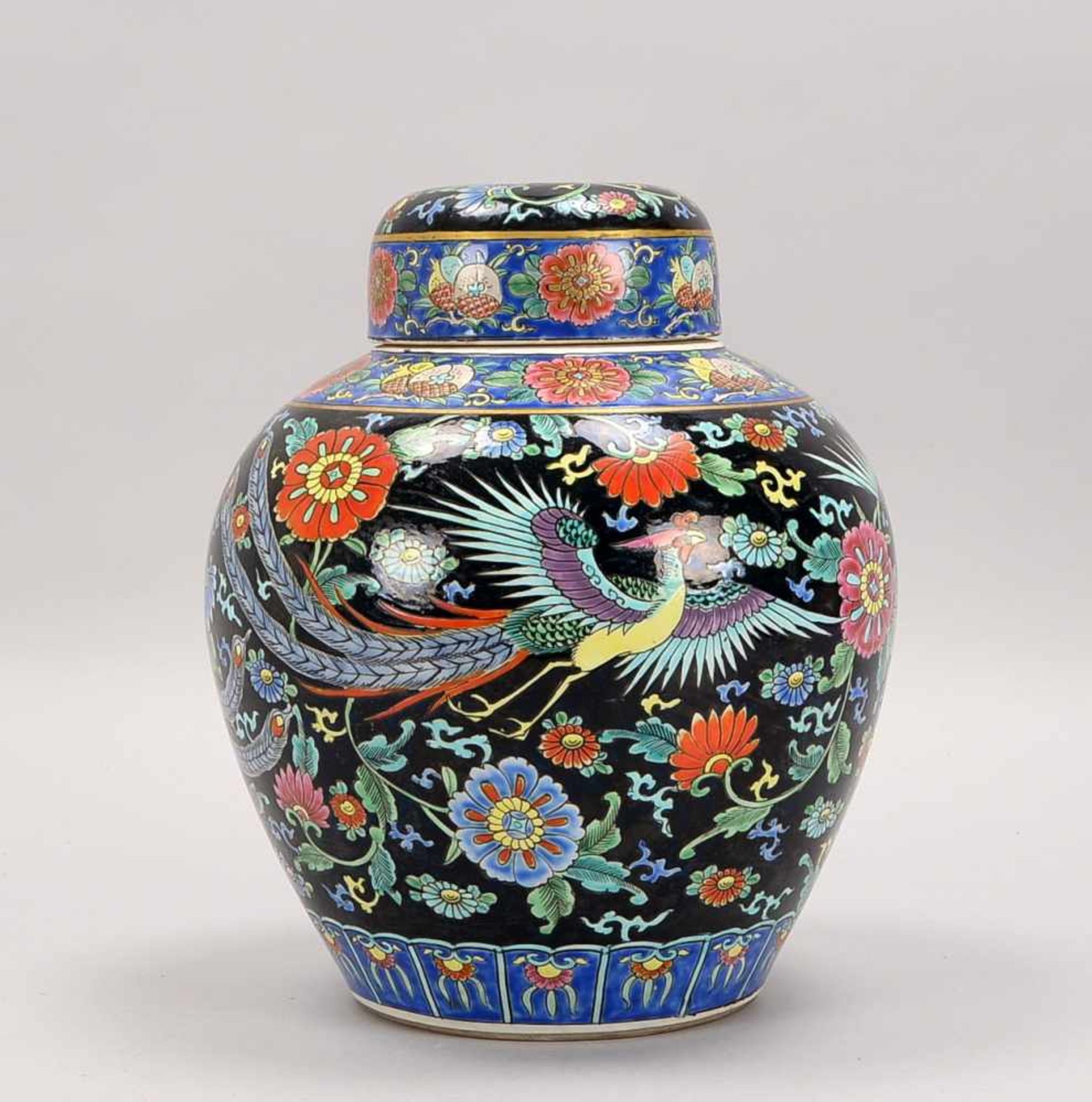 Deckelvase, China/19. Jahrhundert (späte Qing-Dynastie), Porzellan, im Famille Noir-Stil, mit
