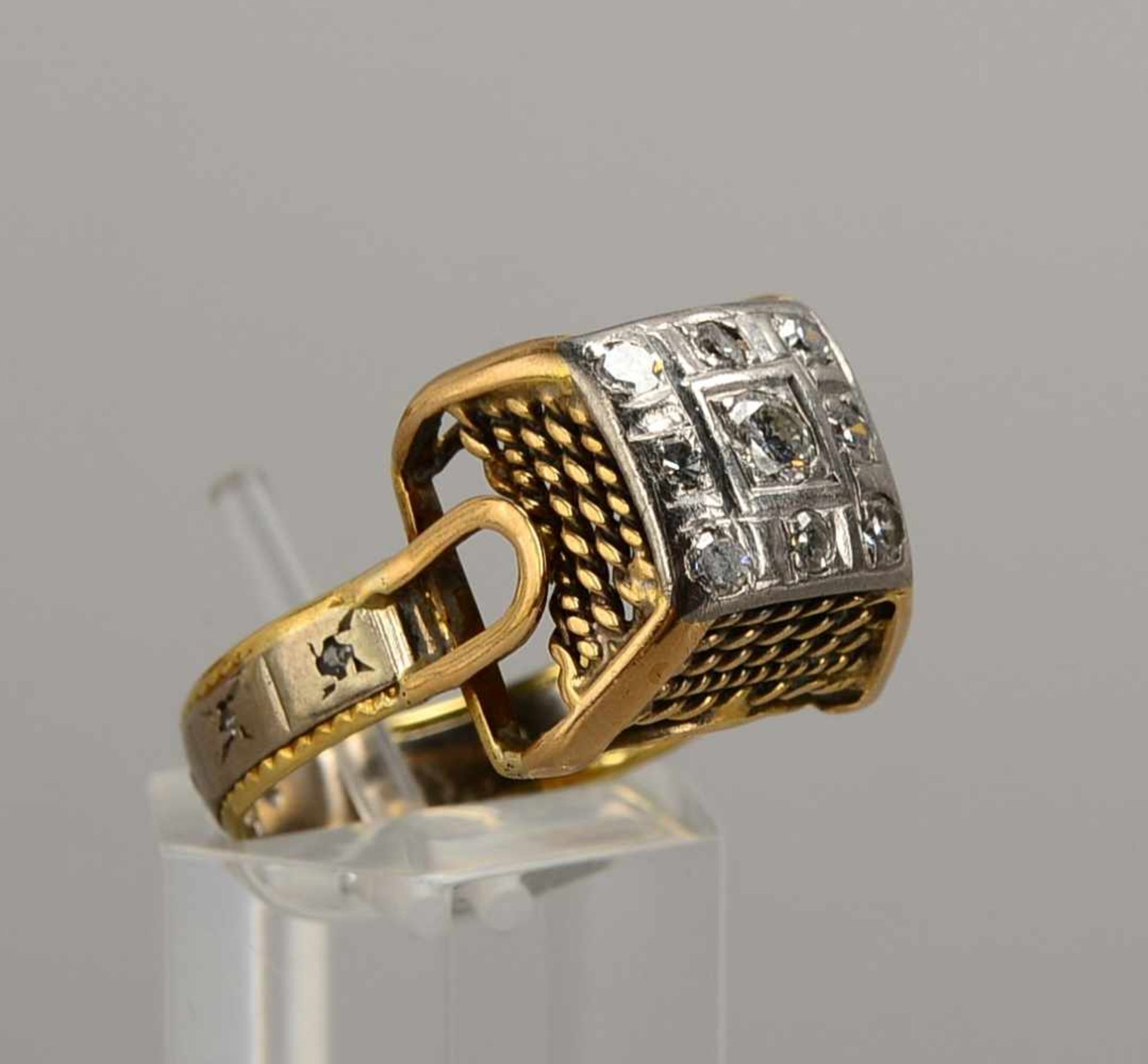 Ring, 750 GG/WG, mit Brillant von ca. 0,12 ct, und 17-fachem Diamantbesatz/zusammen ca. 0,26 ct;