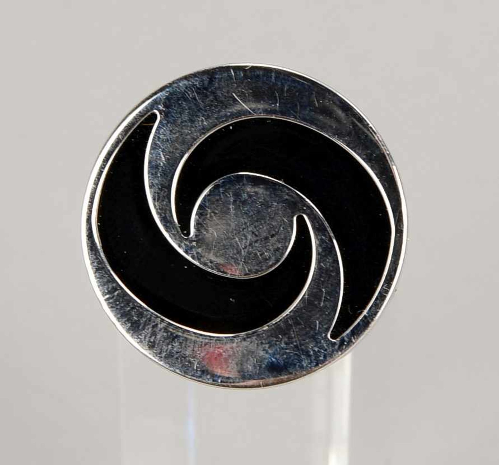 Bulgari-Ring, 750 WG, Ringkopf drehbar, mit gefasster Onyxplatte, seitlich mit graviertem ' - Bild 2 aus 3