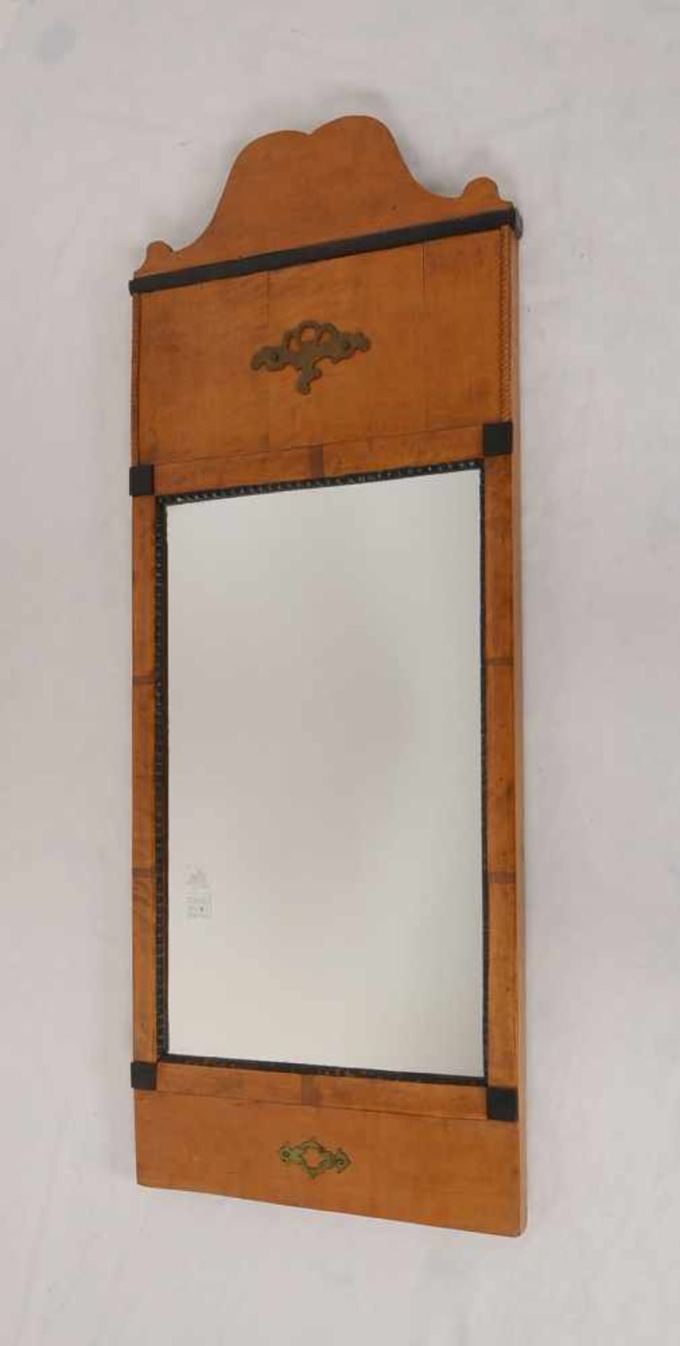 Wandspiegel, Biedermeier, Birkenfurnier; Gesamtmaße 108,5 cm, Breite 41,5 cm, Maße Spiegel 57 x 33,5