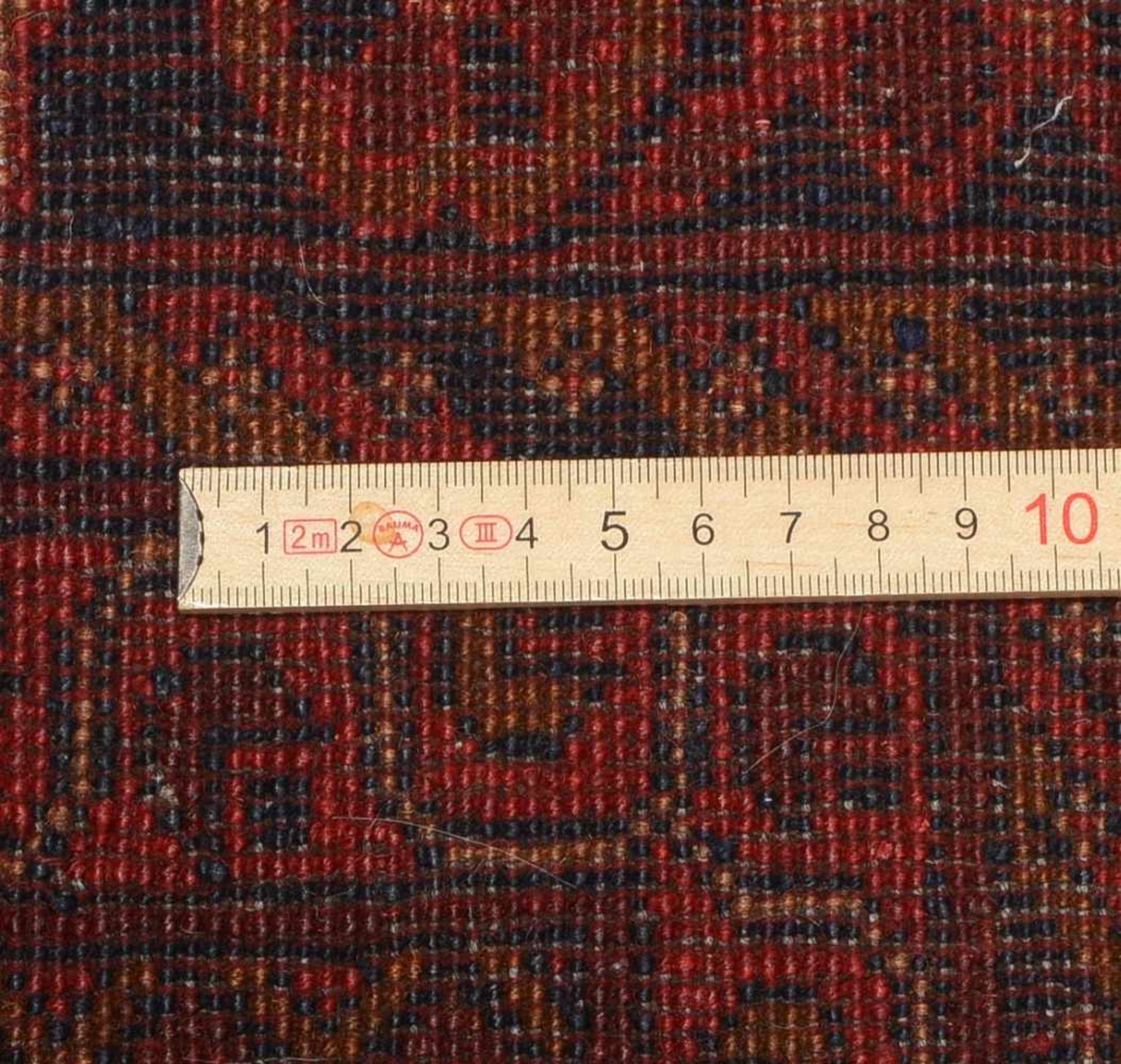 Orientteppich, ringsum komplett, Flor in gutem Zustand; Maße 196 x 129 cm - Bild 2 aus 3