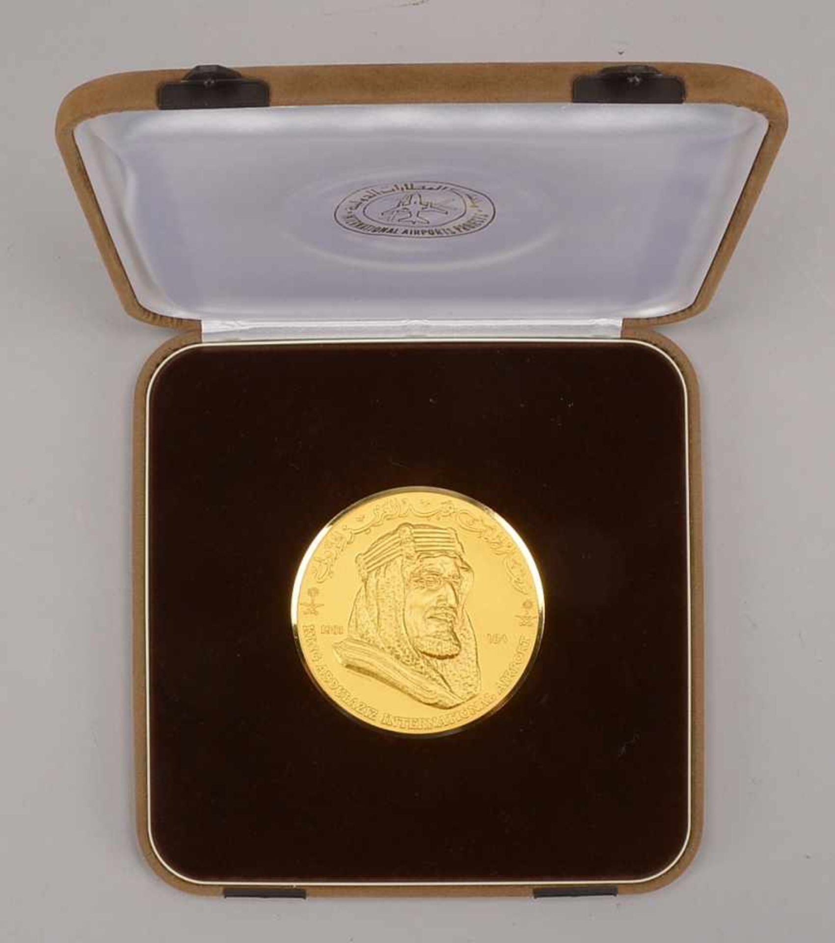 Medaille (wohl Bronze), vergoldet, bezeichnet '... zur Einweihung des Internationalen Flughafens vom