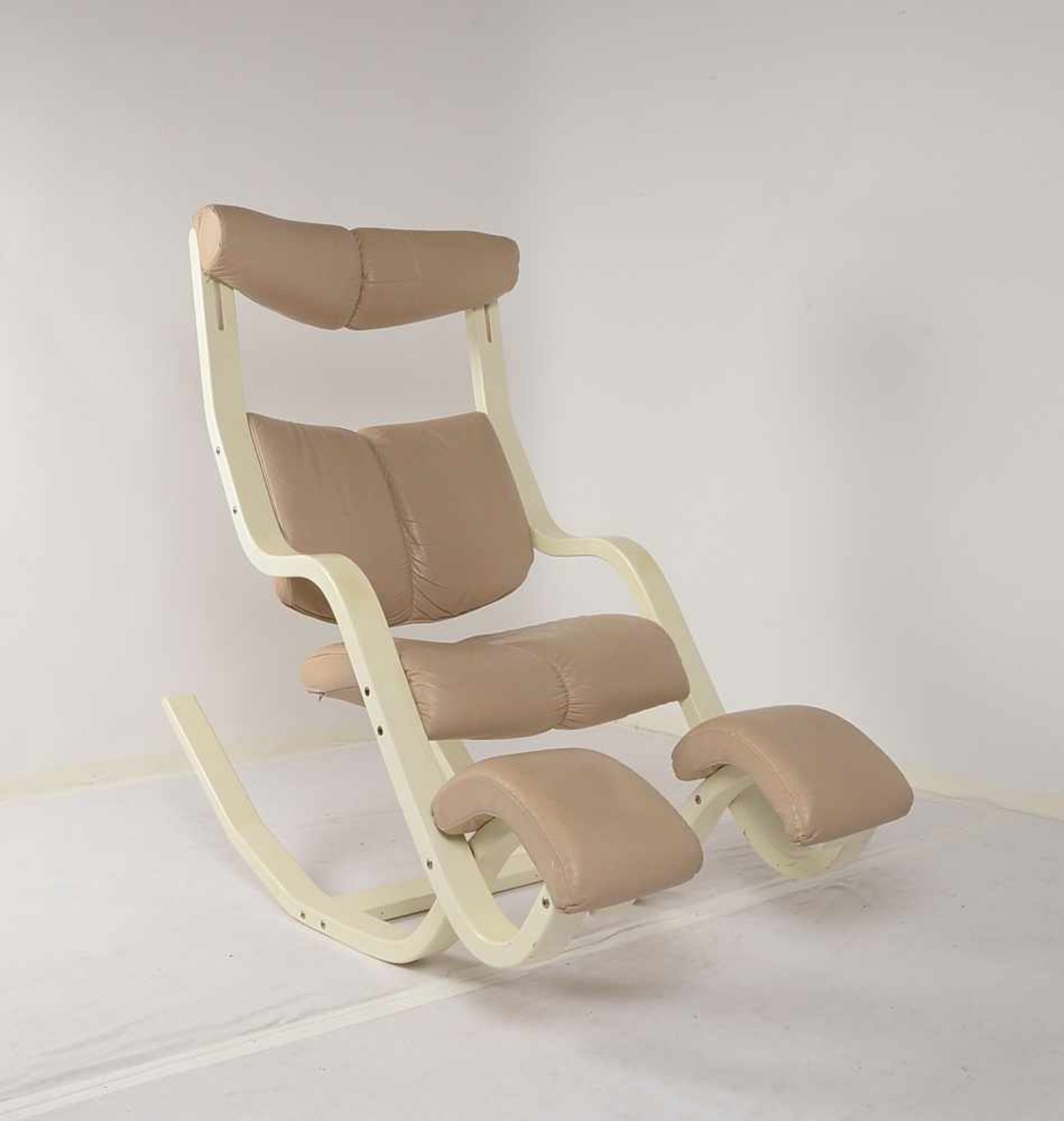 Relax-Chair, beigefarbenes Leder, Massivholz-Gestell mit cremefarbenem Schleiflack, Kufengestell 4-