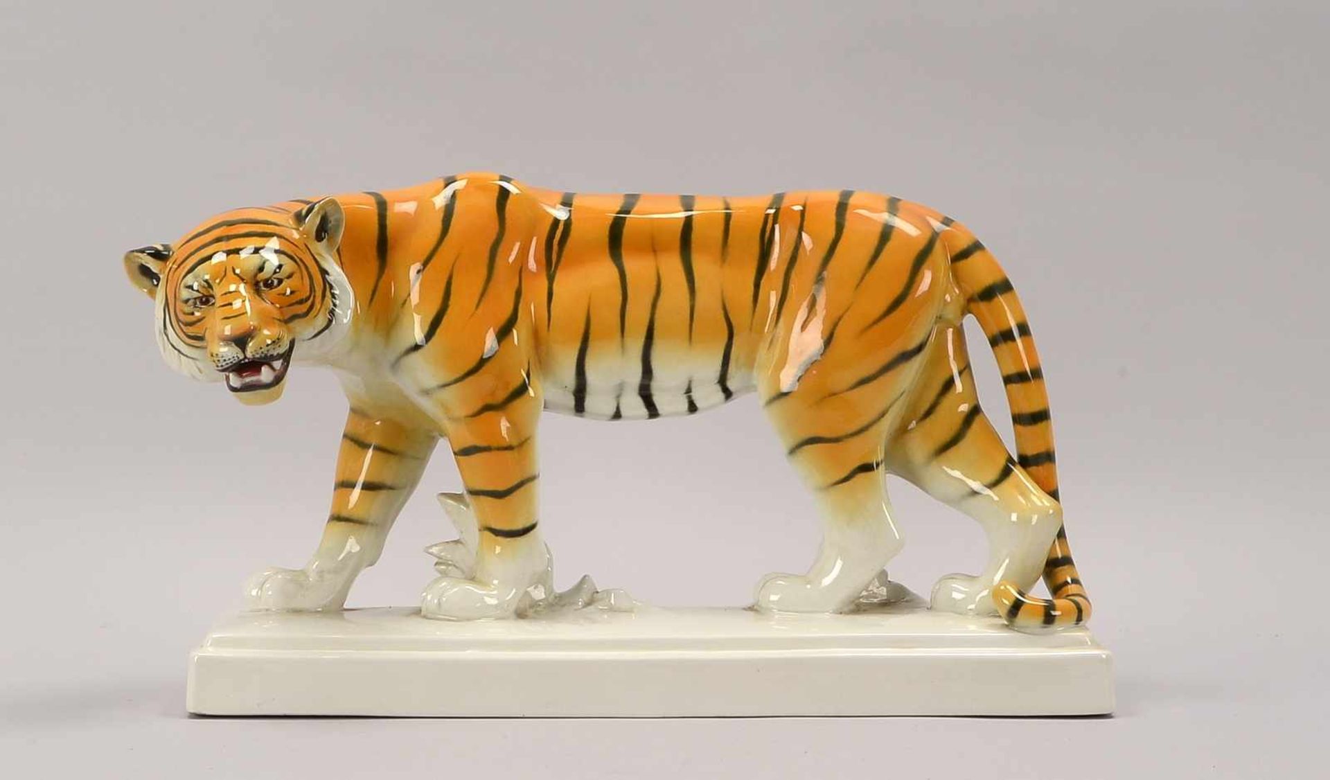 Herzing & Co./Volkstedt, Keramikfigur, 'Tiger', um 1920/1930 (Darstellung in wachsamer Haltung - mit