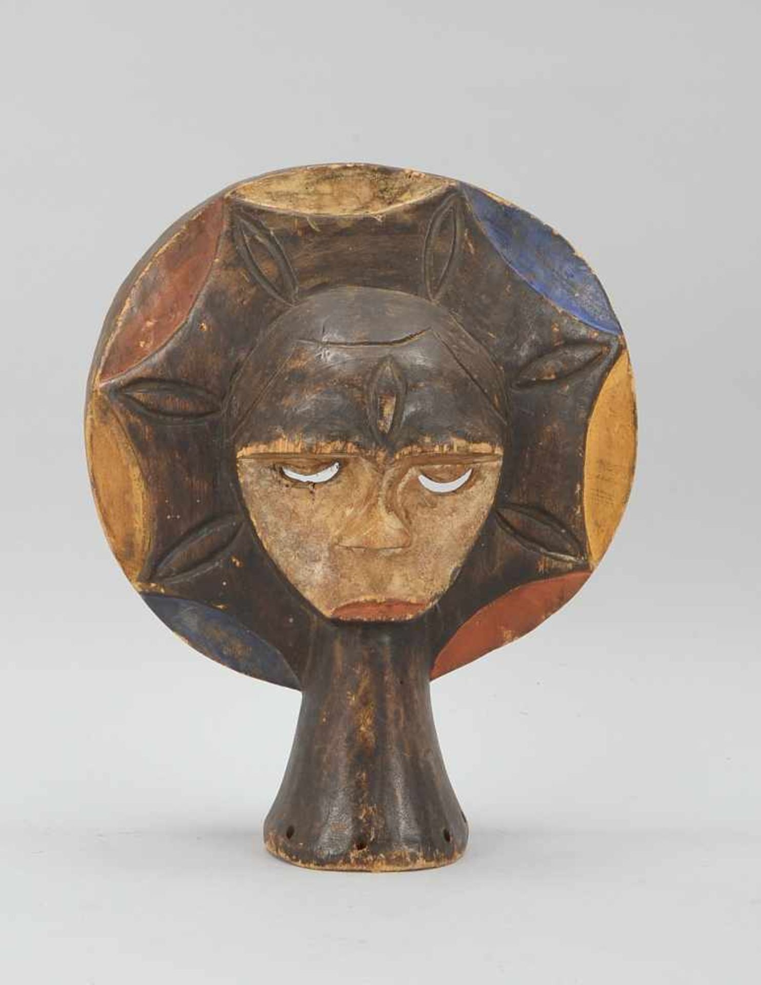 Vorhaltemaske, Eket/Nigeria, Maske mit gewölbter Stirn, mit sternförmiger Schnitzerei, weiß-rot-blau