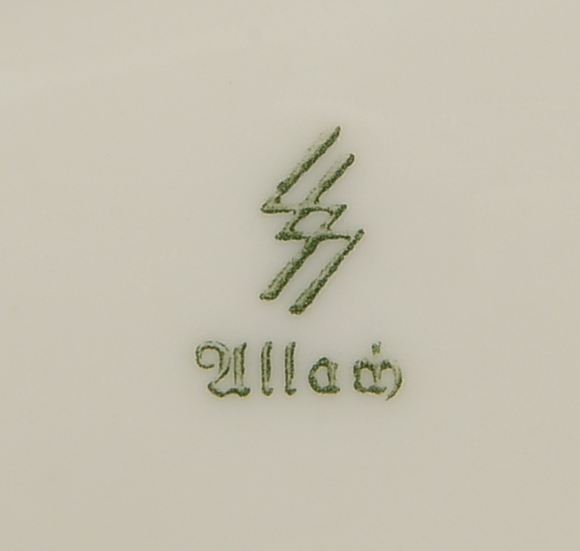 Allach Porzellan, Saucière, mit Bodenmarke/mit 'Doppelrune' und Schriftzug; Höhe 10 cm, Länge 22 cm - Bild 2 aus 2